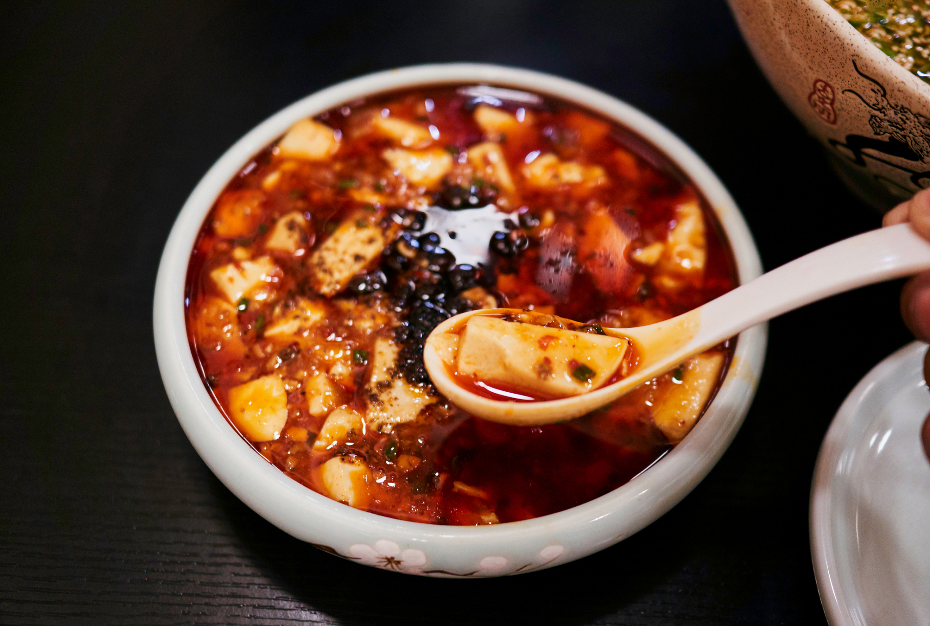 大家好,欢迎来到壮乡美食课堂,今天教大家做一道美味的麻辣豆腐花