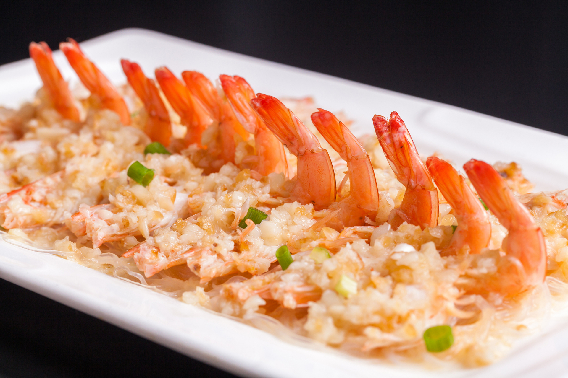 蒜蓉开片虾是一道非常受欢迎的中式菜肴,其独特的口感和美味的味道让