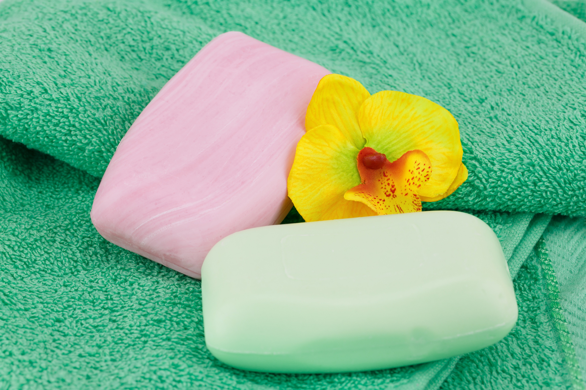 在选择婴儿洗衣皂时,应避免含有香料,染料,磷等有害添加物的产品,选择