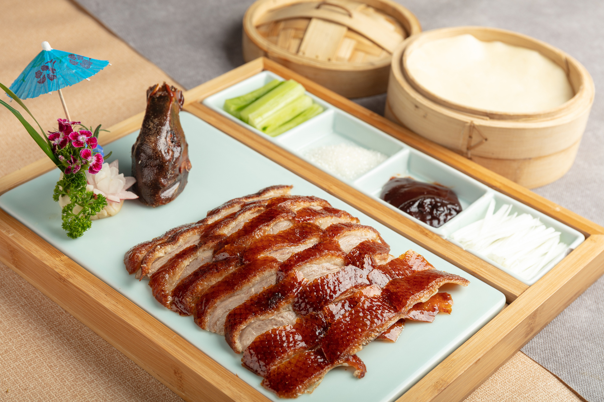 昨天中午,我们去了全聚德聚餐,吃了一顿美味的烤鸭.