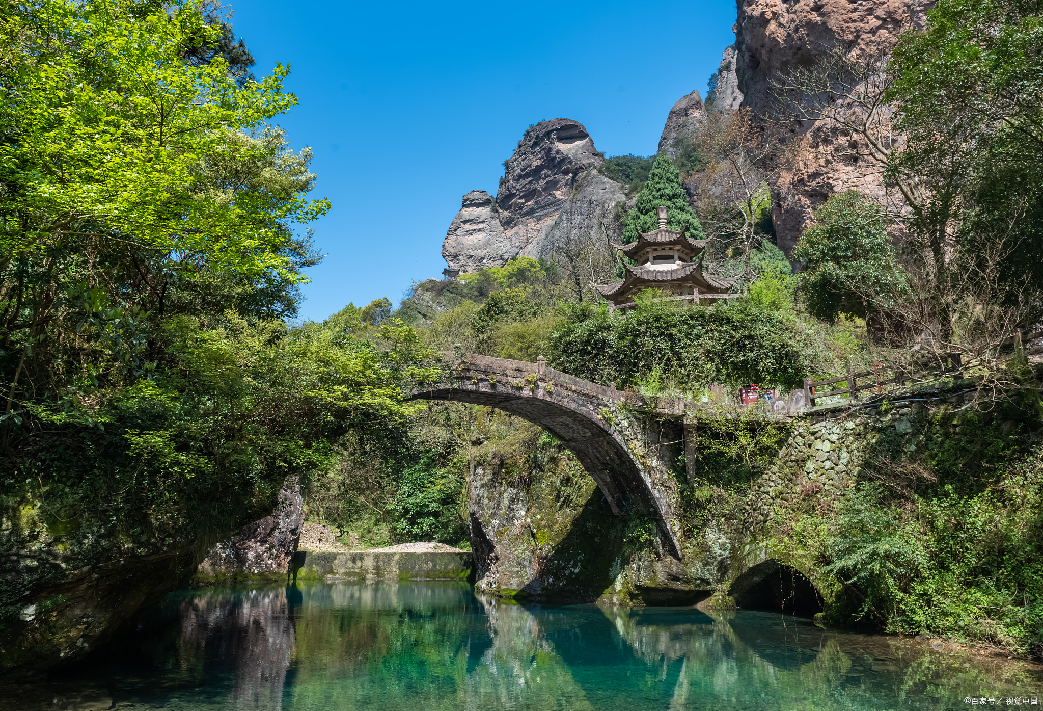 地址,特色小吃和交通路线:雁荡山风景区:这是温州最著名的景点之一,以