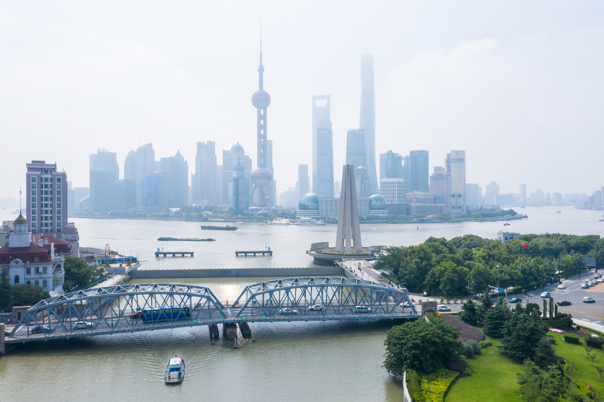 春游上海外白渡桥,一座连接黄浦江两岸的历史见证,承载交通与"春意如