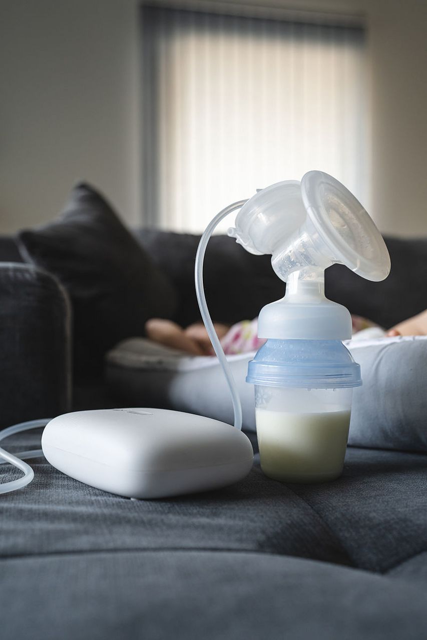 吸奶器在母乳喂养中并非必需品,但在特定情境下能发挥重要作用,如追奶