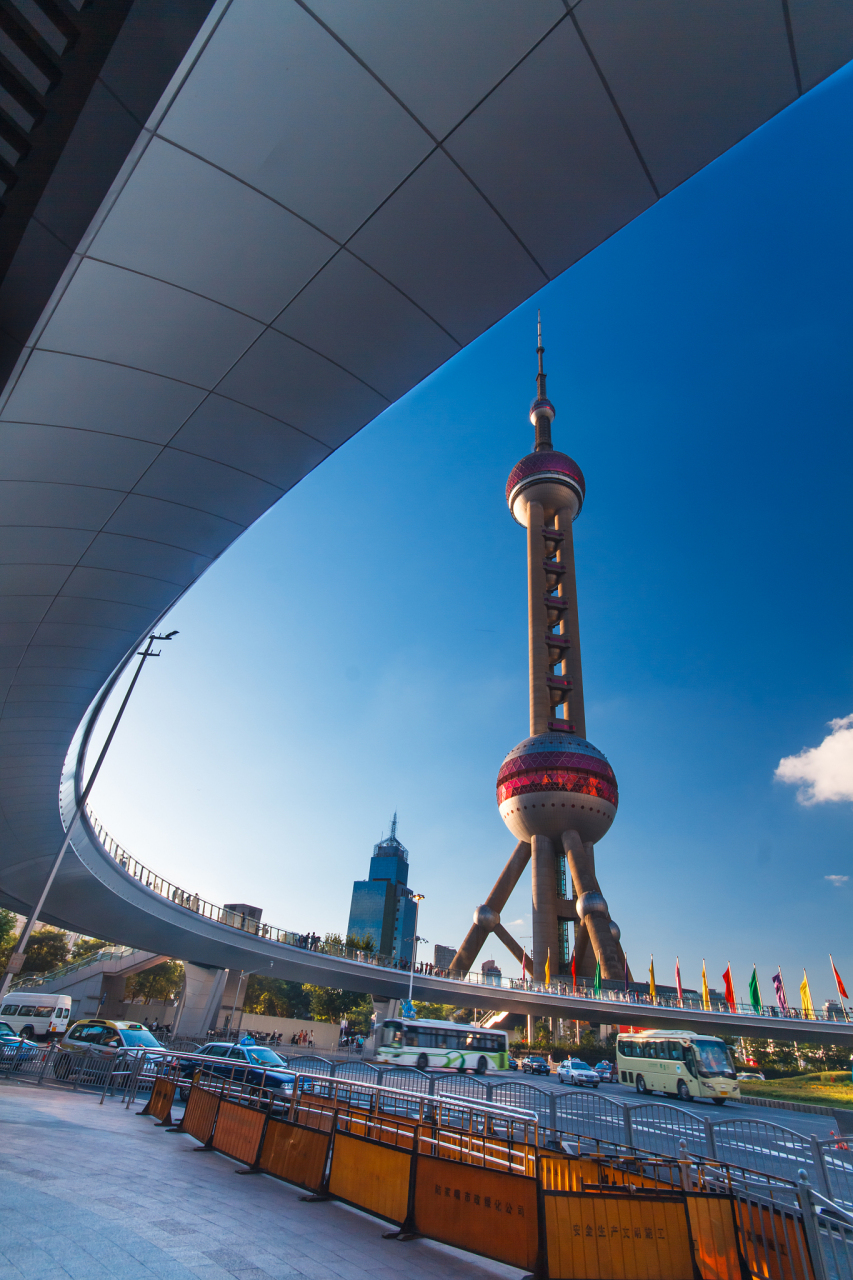 东方明珠广播电视塔是上海的标志性建筑,位于中国上海市浦东新区