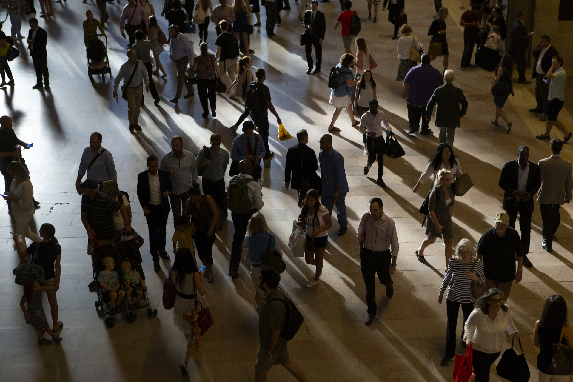 在熙熙攘攘的人群中,我穿梭着,寻找那些独特的灵魂