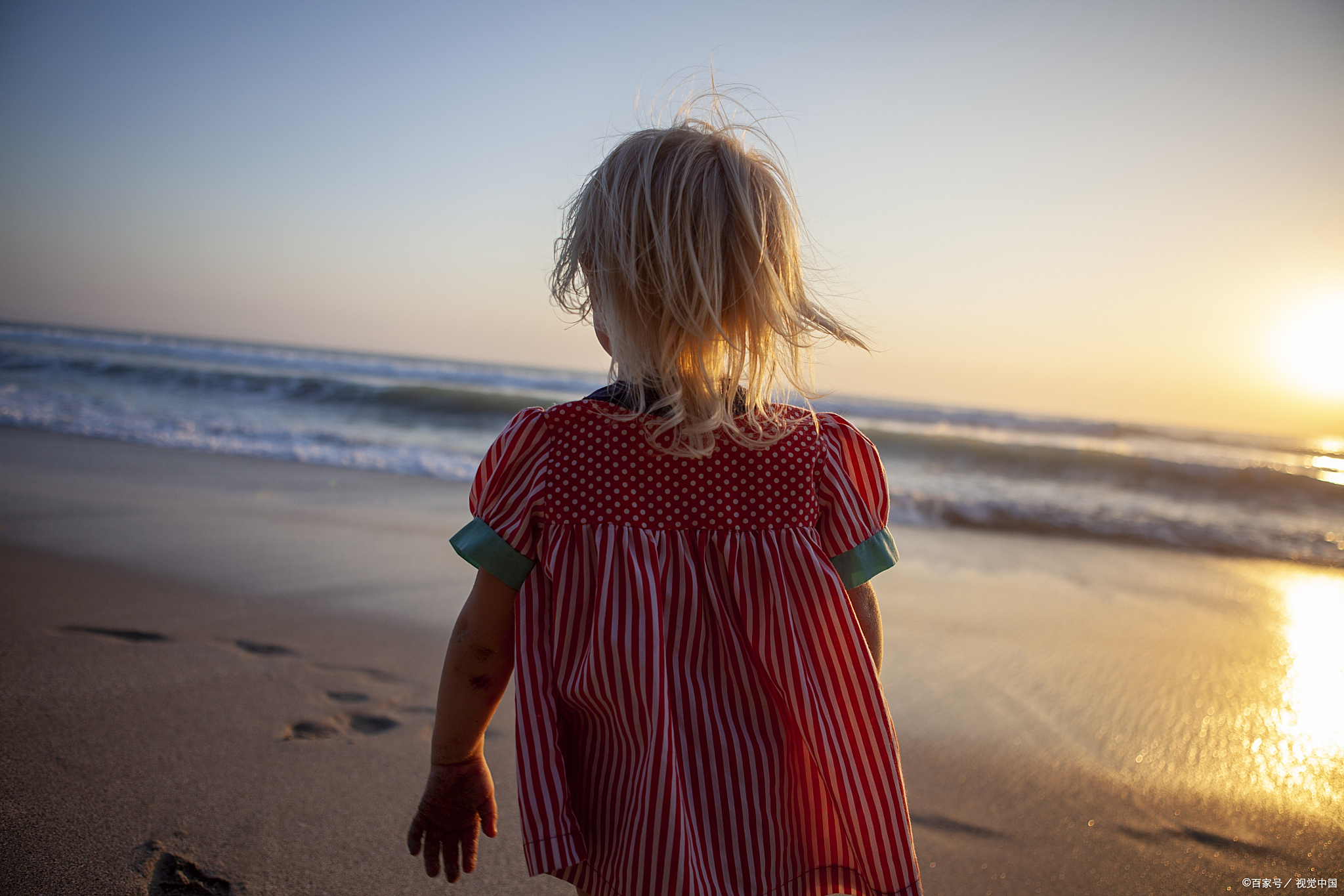 凉亭里有一个六岁的小女孩,一个人在这里玩