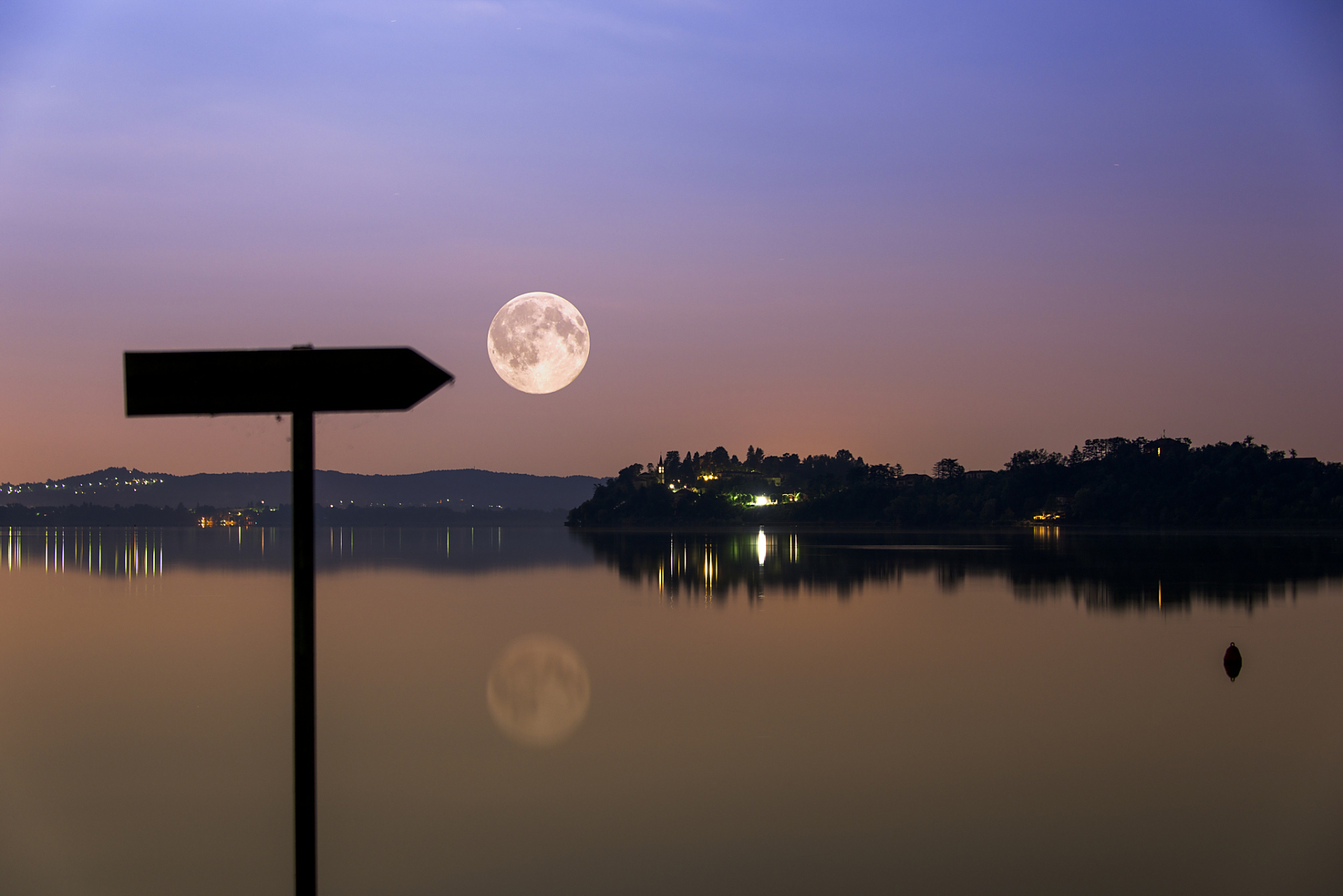遥望洞庭山水翠,白银盘里一青螺.