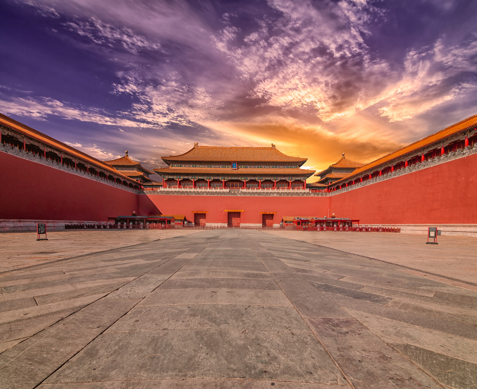 故宫的建造始于明朝永乐年间,建筑风格以传统的中国宫殿建筑为主,共有