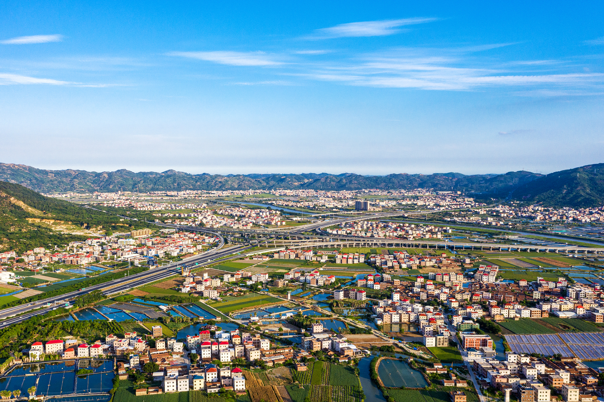 广东省龙门县  龙门县,隶属广东省惠州市,县境原是增城县的上龙门地区