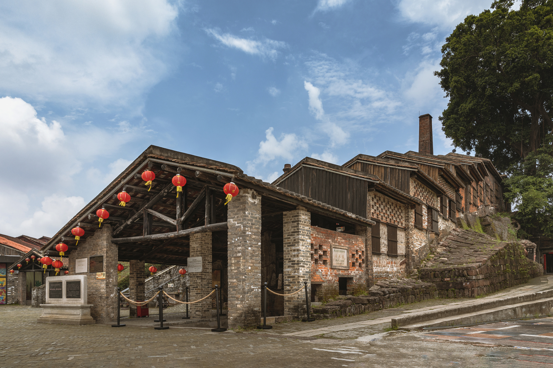 佛山南风古灶位于广东省佛山市石湾镇,是一个集旅游,观光,生产,习艺