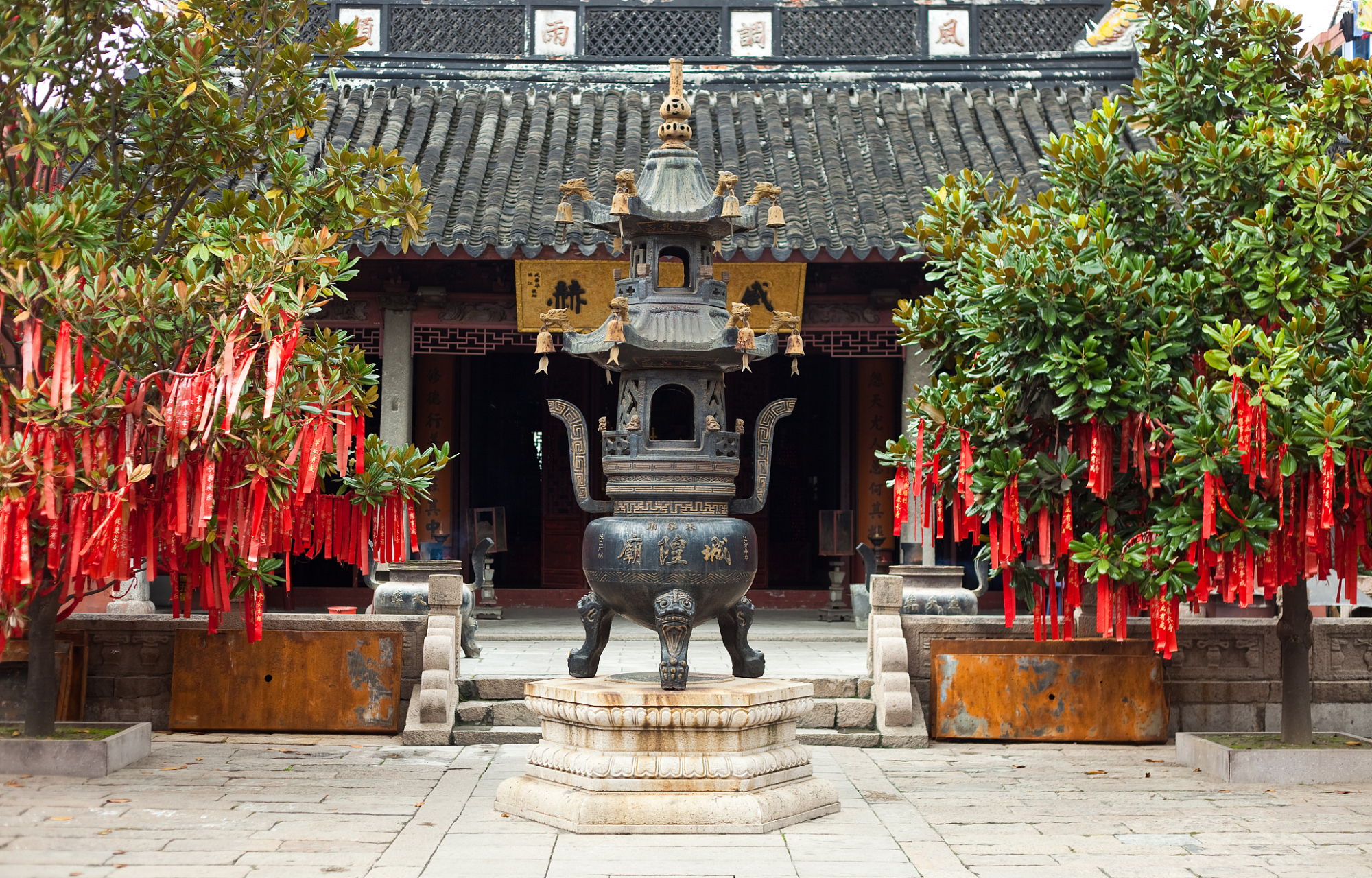 长清区万德街道灵岩村,坐落着一个令人叹为观止的景区——灵岩大佛山