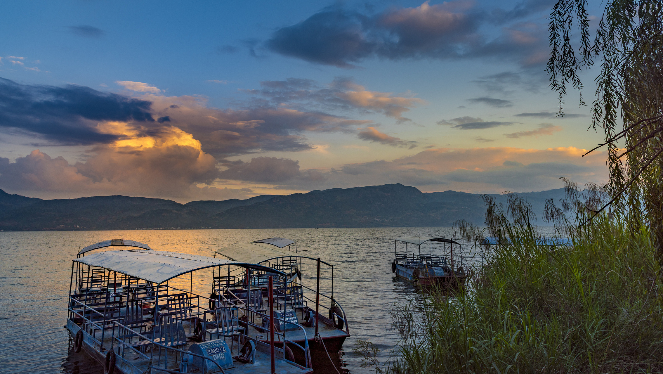 白廊是小洱海景区的标志性建筑,建于湖岸边,形状独特,如同一座古老的