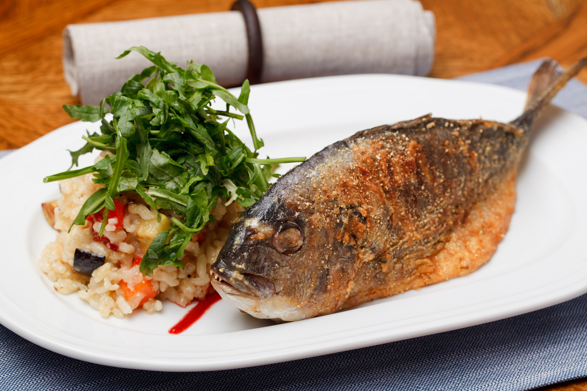 大家好,欢迎来到壮乡美食课堂,今天教大家做一道盐焗鲈鱼,鲜美嫩滑