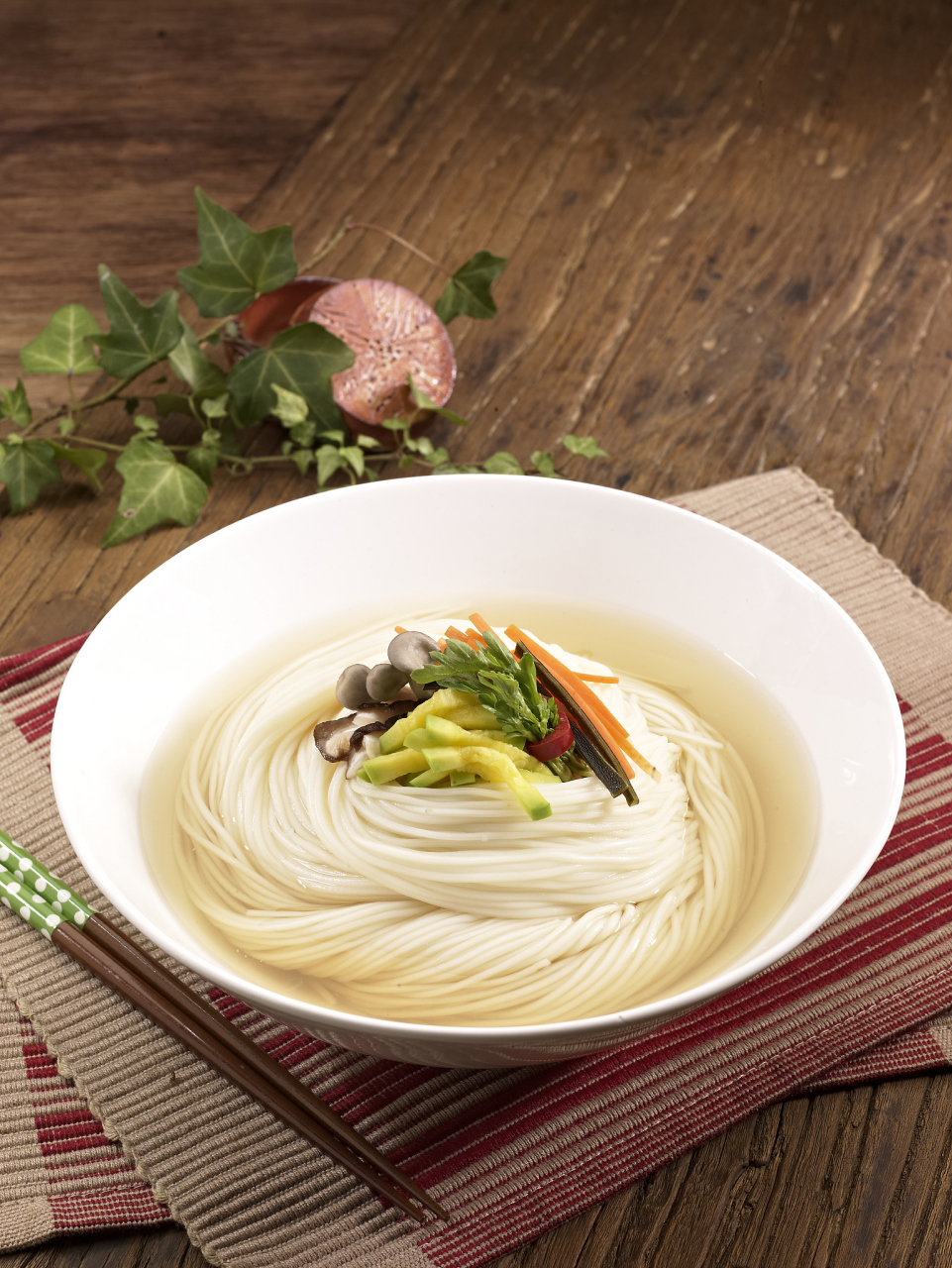 等量的白米饭和白面条,哪个热量更高?  1️⃣ 首先,了解白米饭和