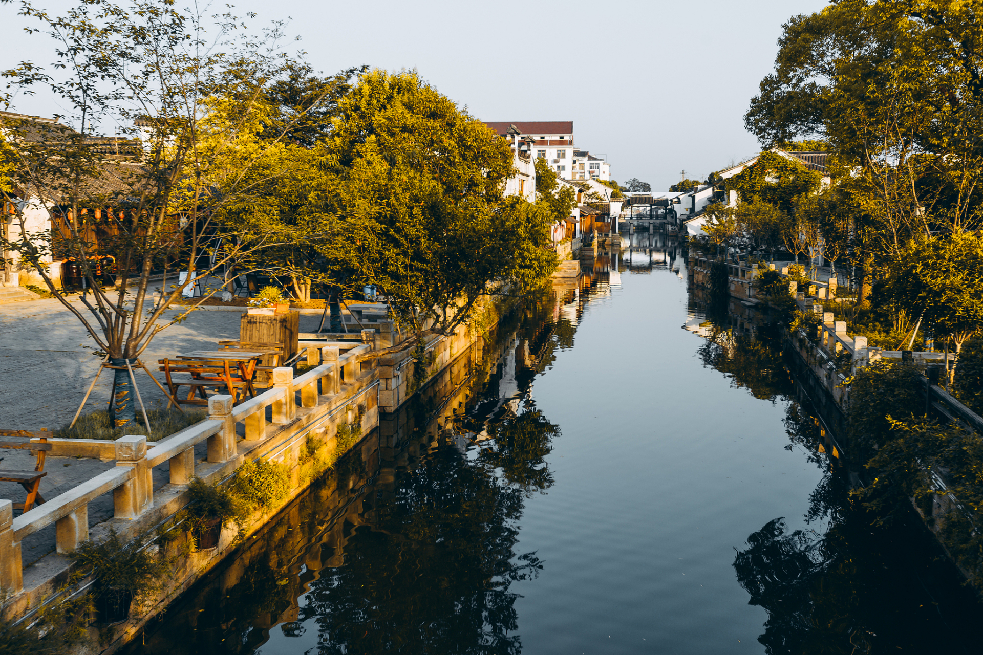 慈溪旅游必去的十大景点:1. 杭州湾跨海大桥,感受壮丽海景;2.