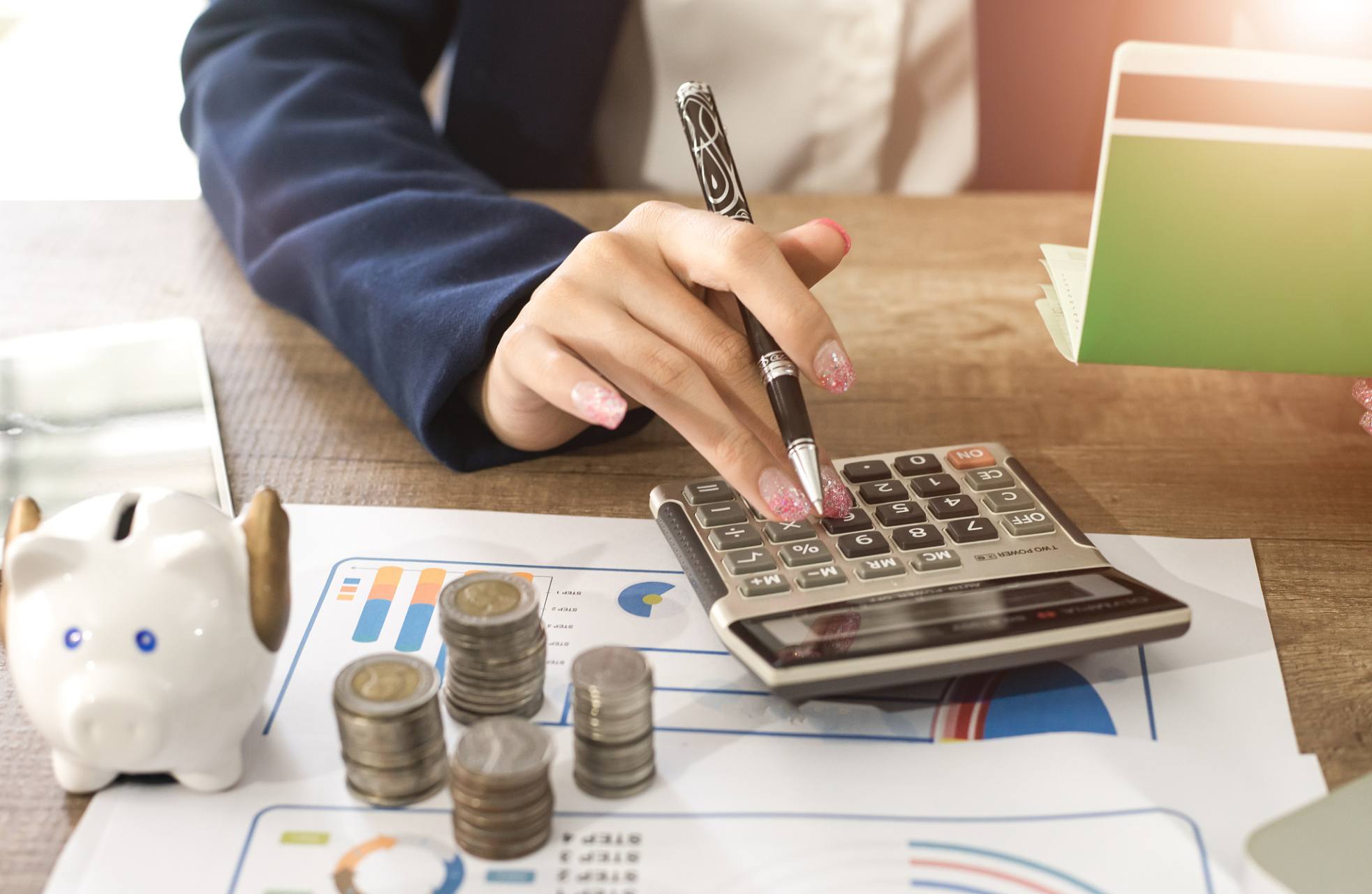 会计岗位市场需求很大,就业出路相对广泛,一般就业方向根据所在单位的