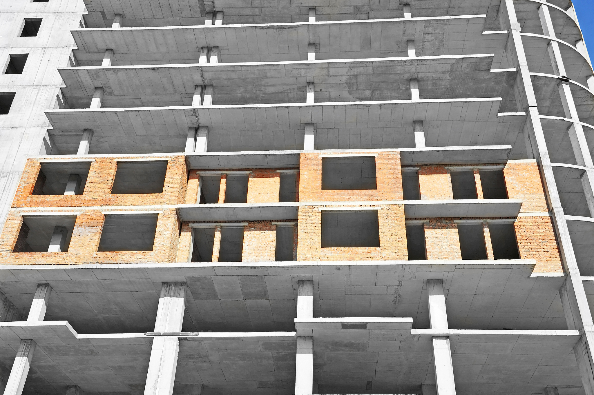 在砌体结构中,构造柱与墙体连接时需设置马牙槎