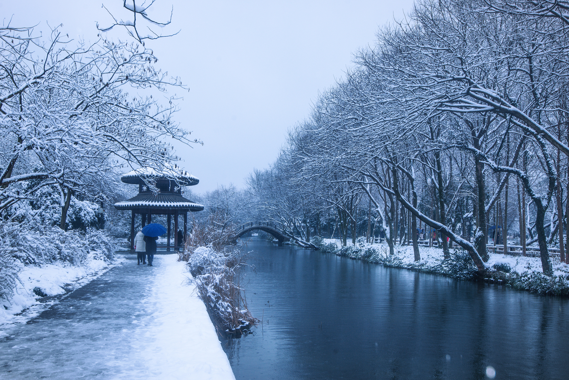 断桥残雪是杭州著名的景点,每年冬天吸引大量游客.