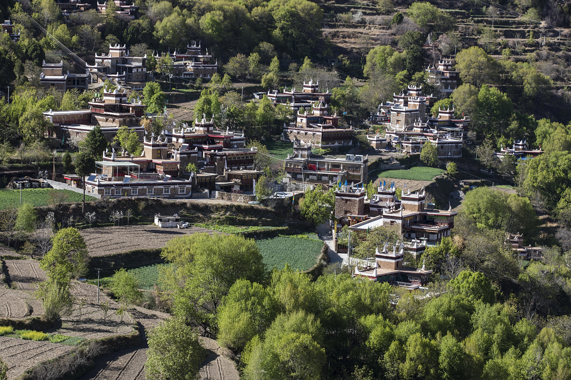 中路藏寨落脚于小金川东岸山坡半山腰的开阔地面,庇护在嘉绒藏区最