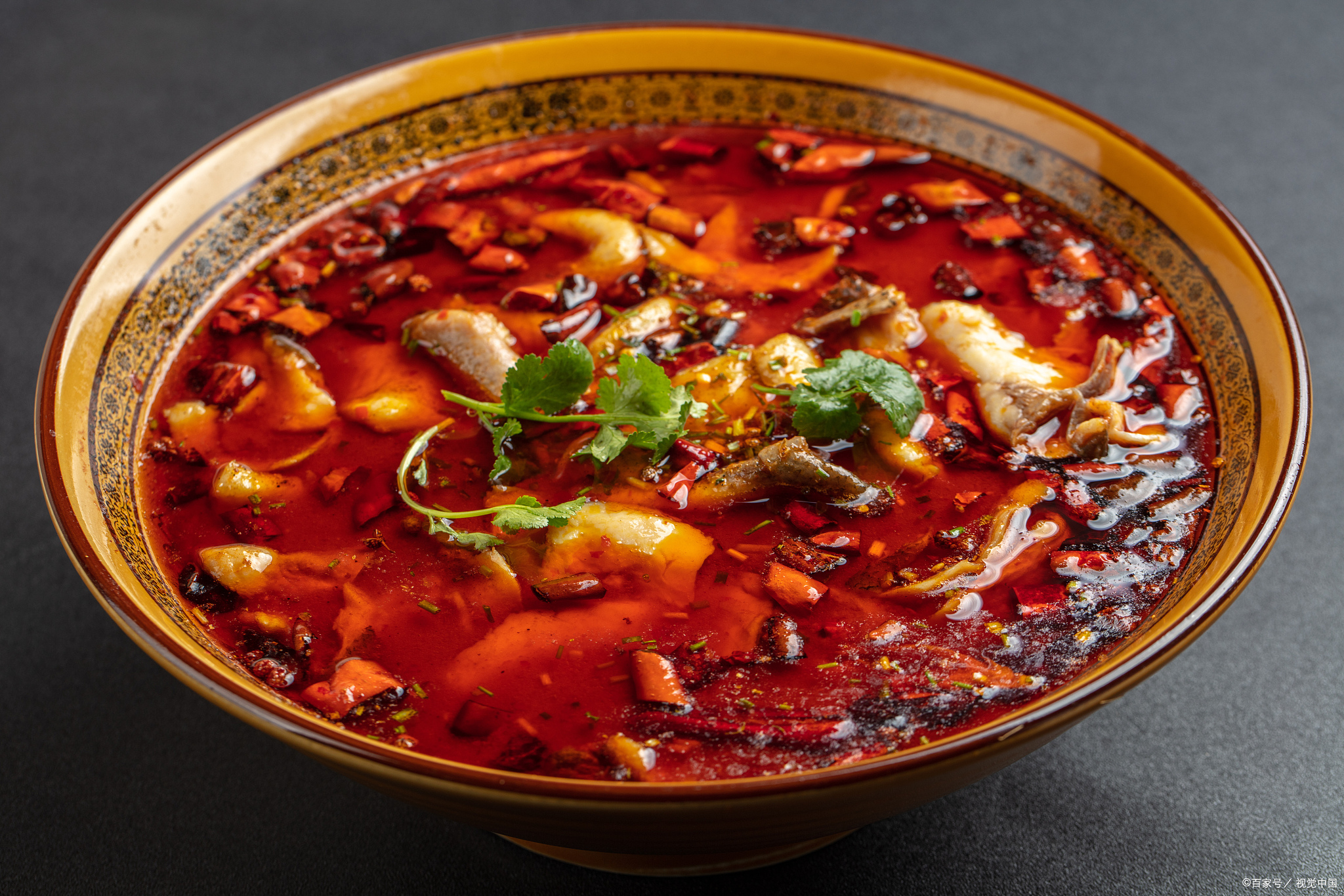 水煮鱼,一道以鲜美的鱼肉和滑嫩的豆芽为主料,再配以多种香料和辣椒