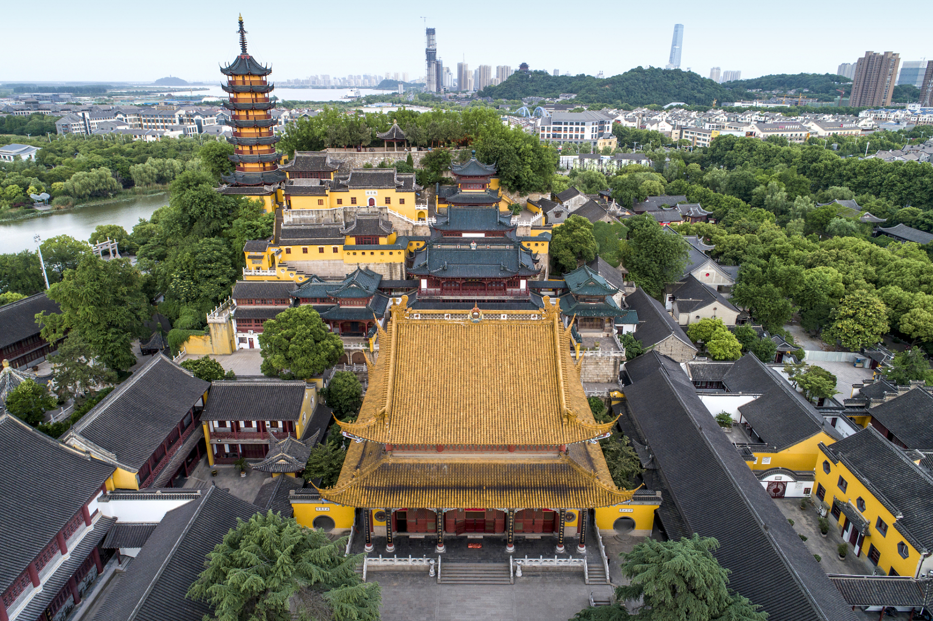 今天我要带大家探访一个特别的地方,那就是镇江金山寺——"白娘子水漫