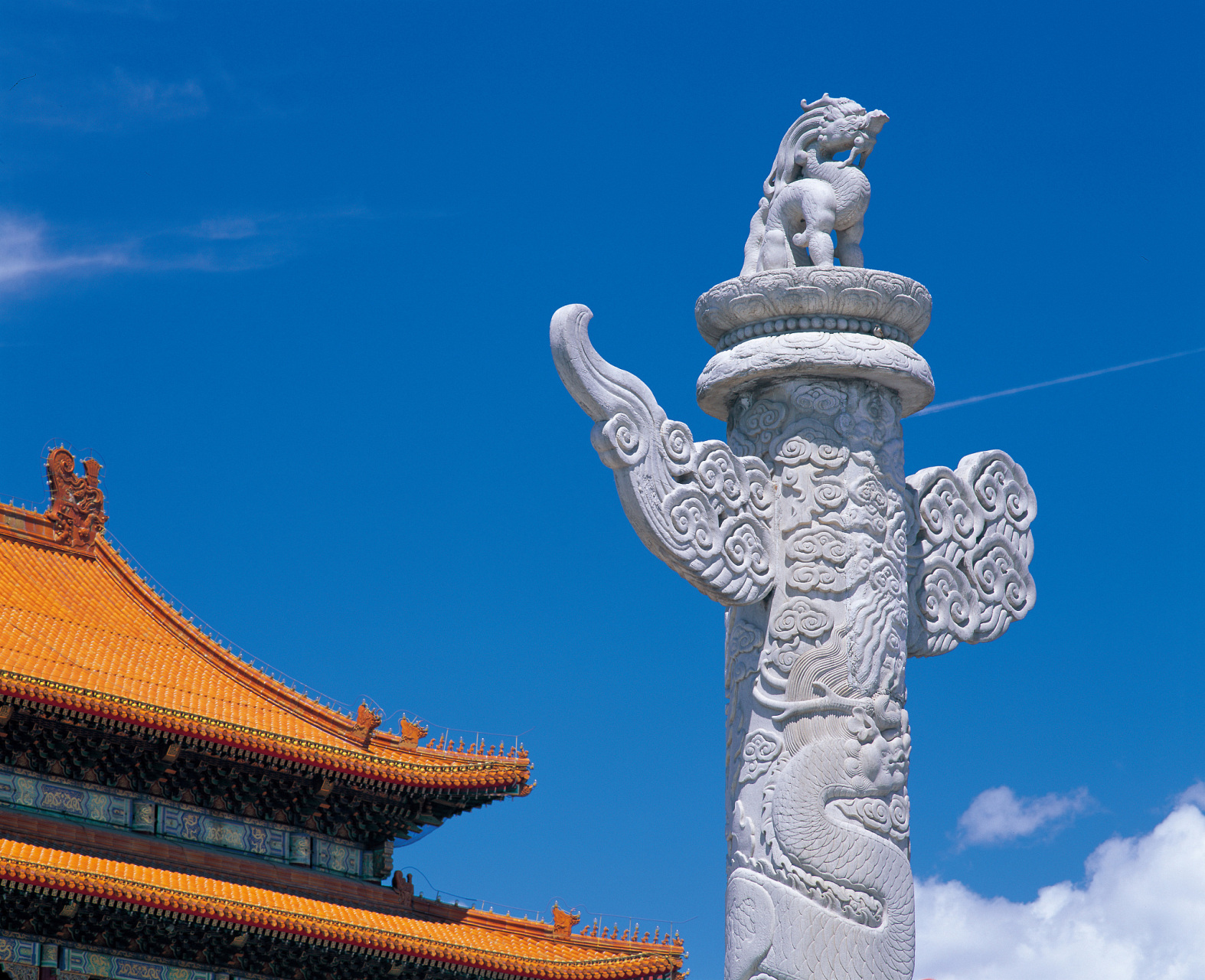 立于天安门城楼前的那一对汉白玉雕刻的华表,周身雕刻精致,浑圆挺拔