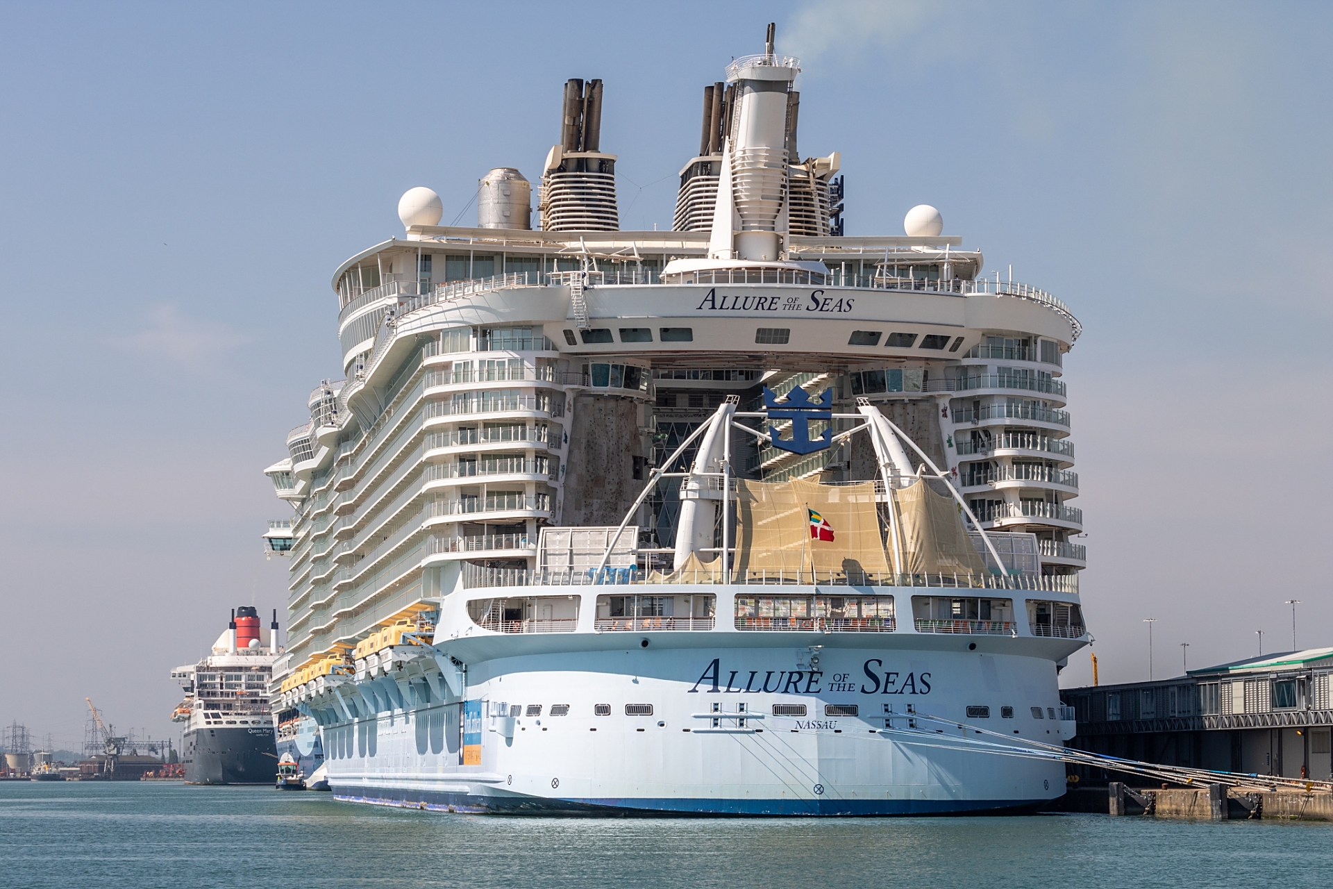 六层甲板,设施齐备,娱乐设施,餐饮美食,露天观景舞台,尽显豪华与充实