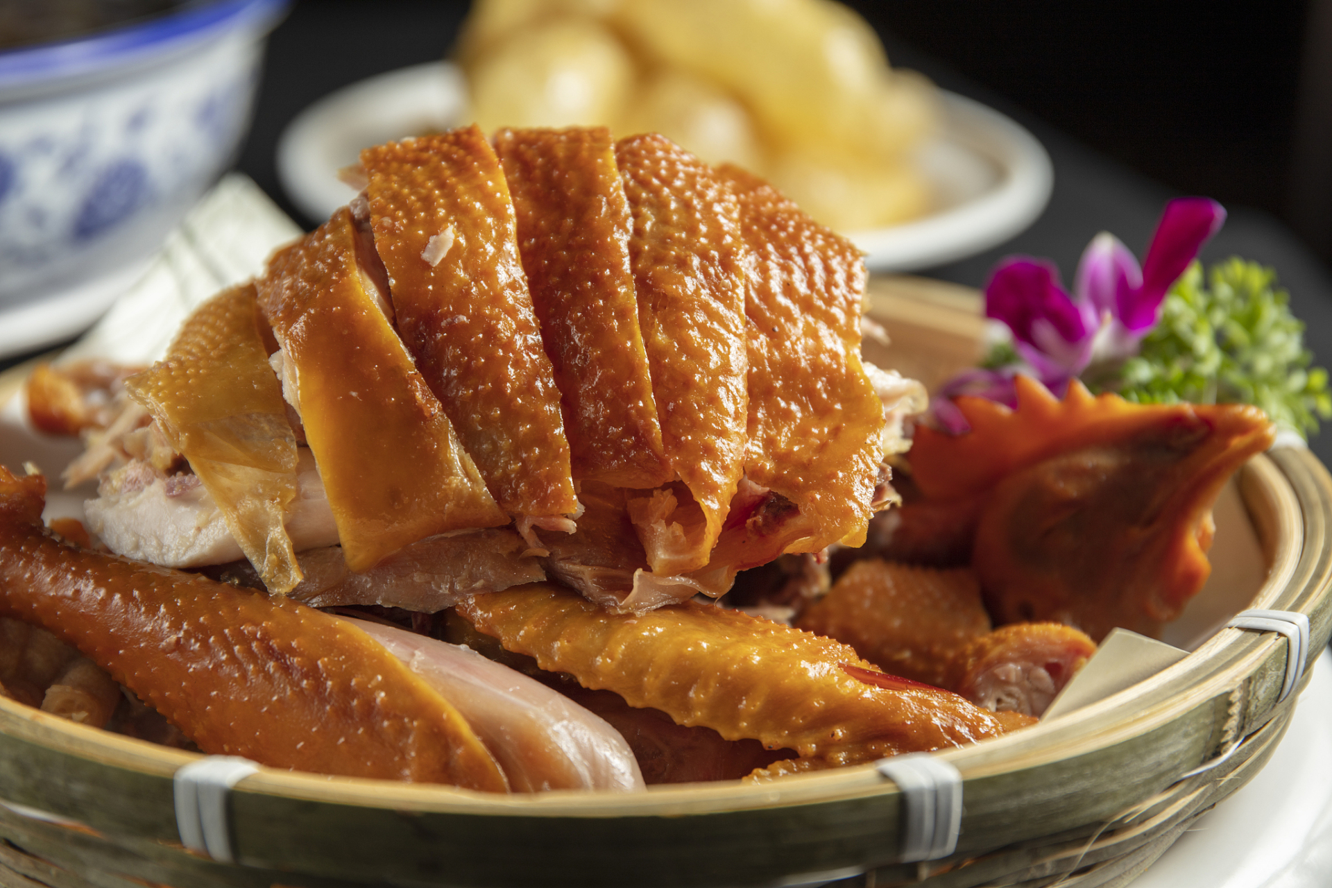 卤鸡是一道具有浓郁地方特色的传统美食,其口感鲜美,食用方便,备受