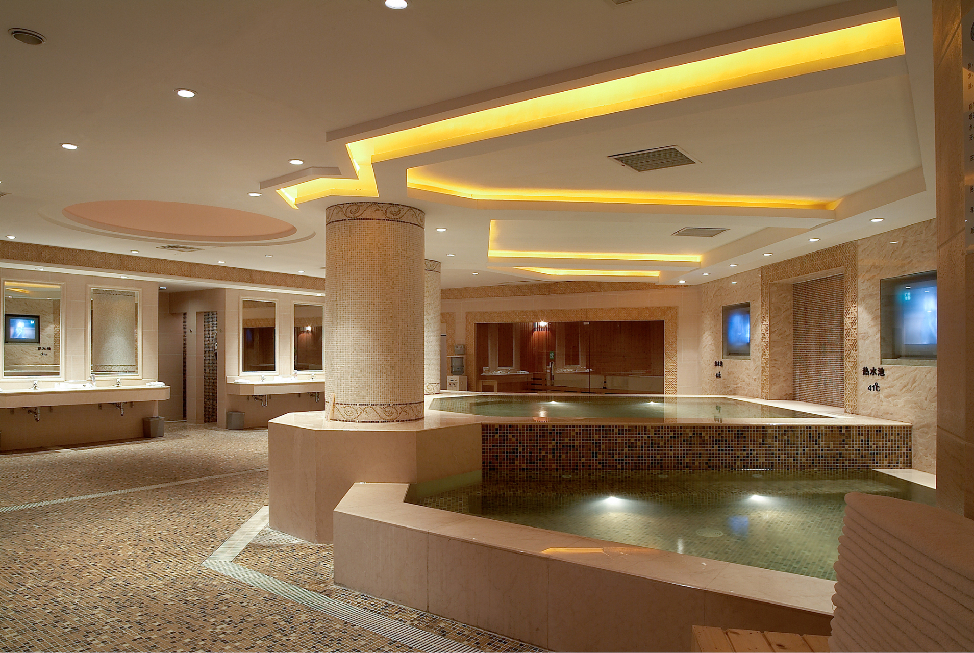 没想到,小男孩在公共泡澡的汤池里,大便了.