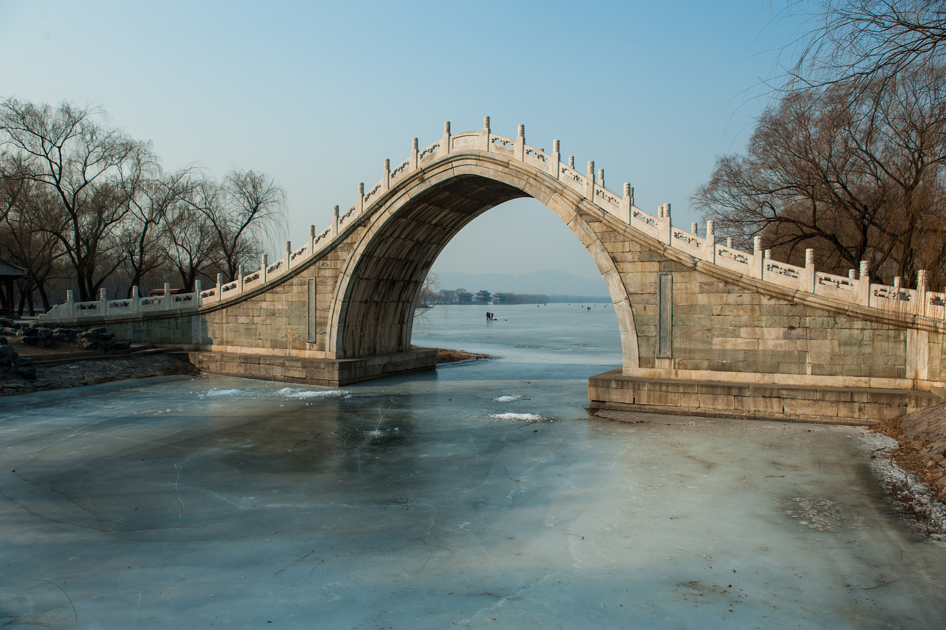 瘦西湖内的二十四桥不仅是一座美丽的景点,还承载着文学传承的深厚历