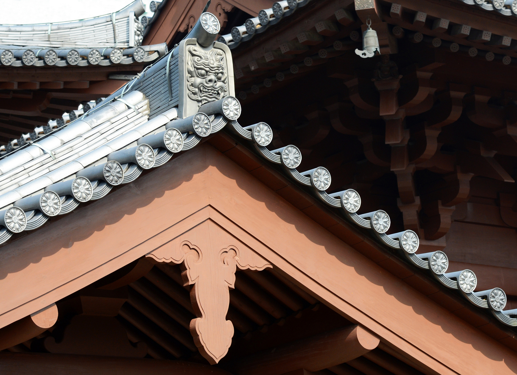 【悬鱼】 ✨位于屋顶两端的博风板下,垂于正脊起着加固屋脊,避免风