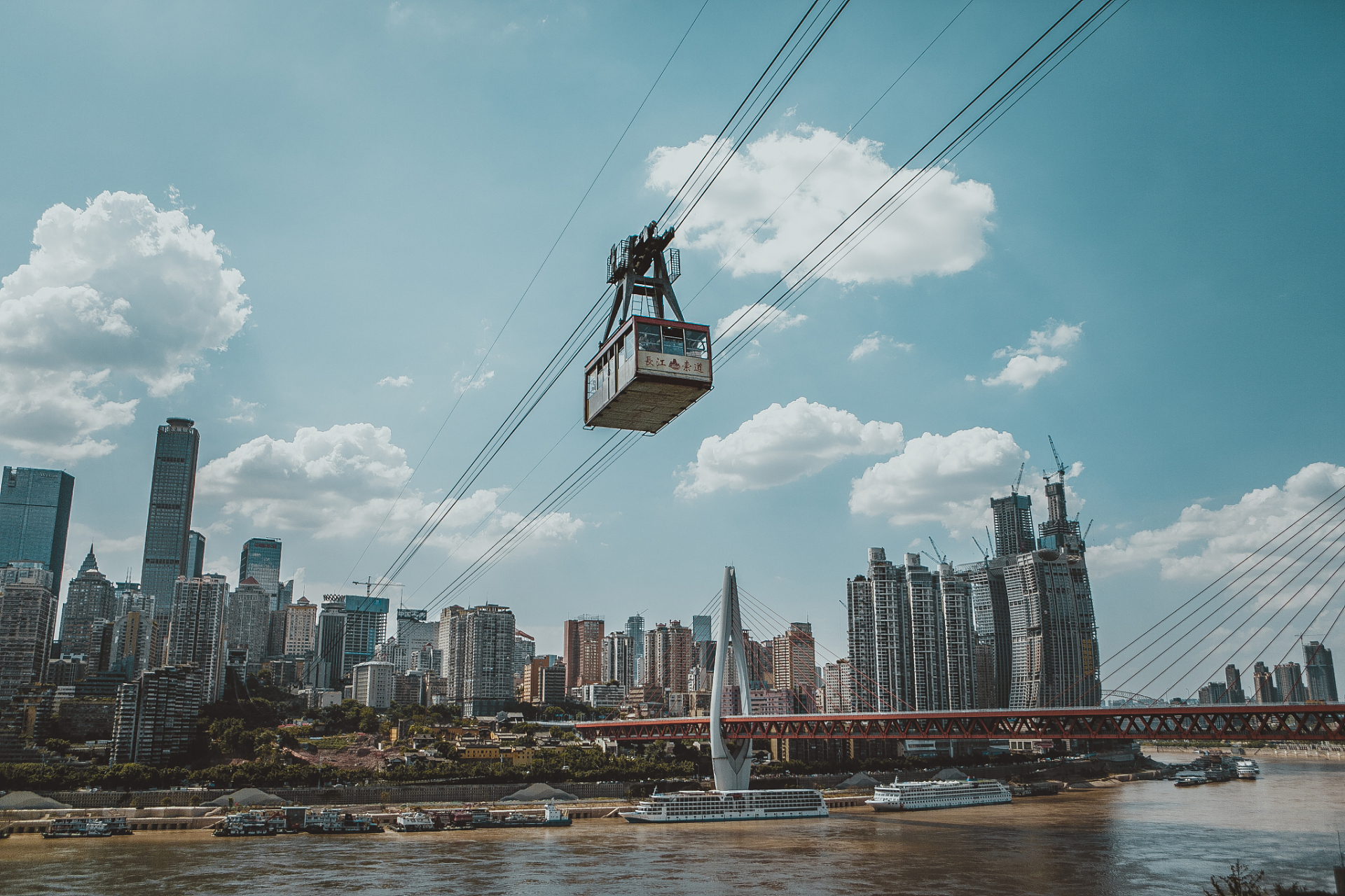 重庆户外旅行的精彩瞬间,挑战长江索道带来的惊险体验079015