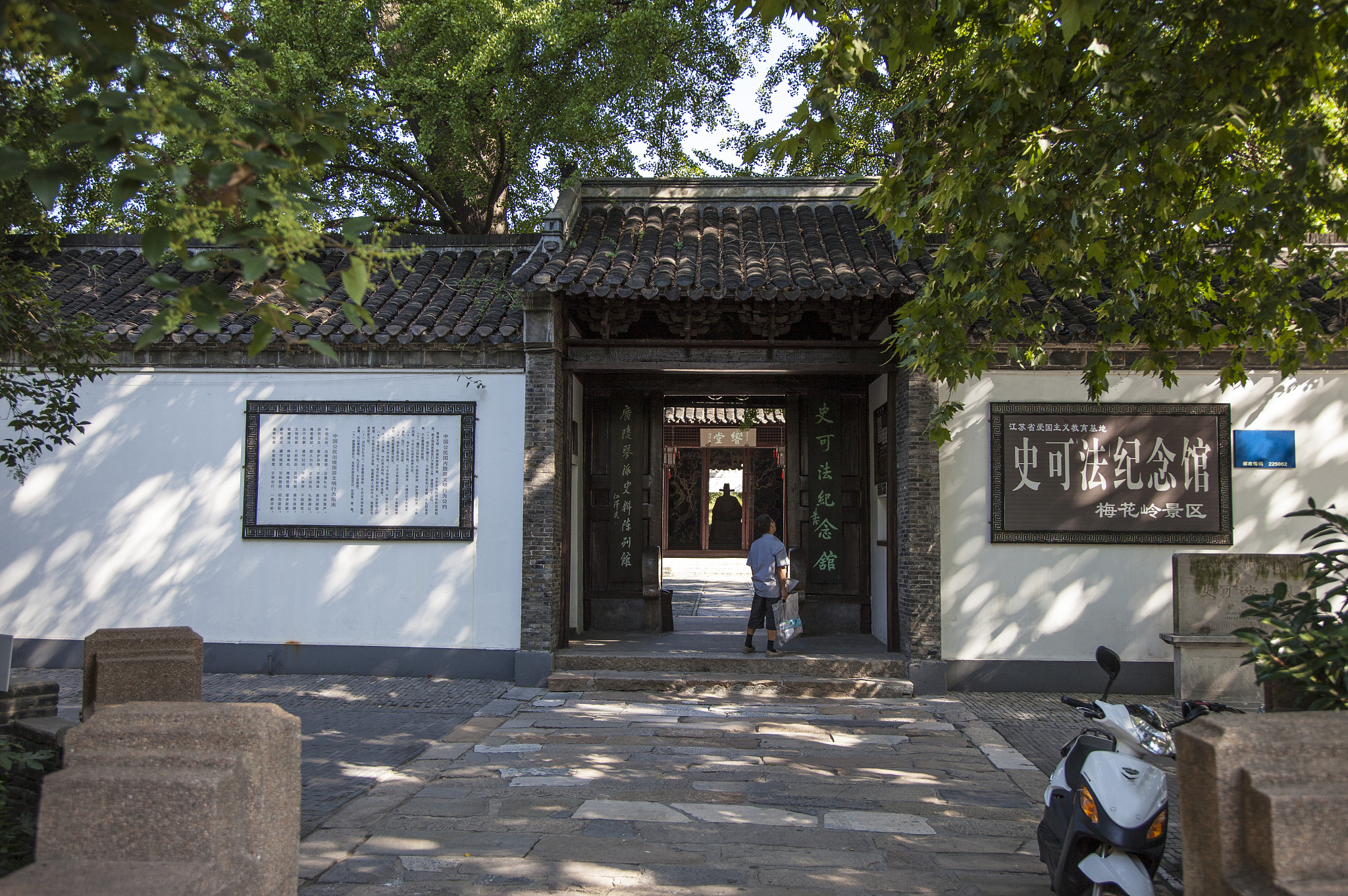 大连的秋天,总是以它独有的方式,将古老与现代交织在一起,而复州衙署