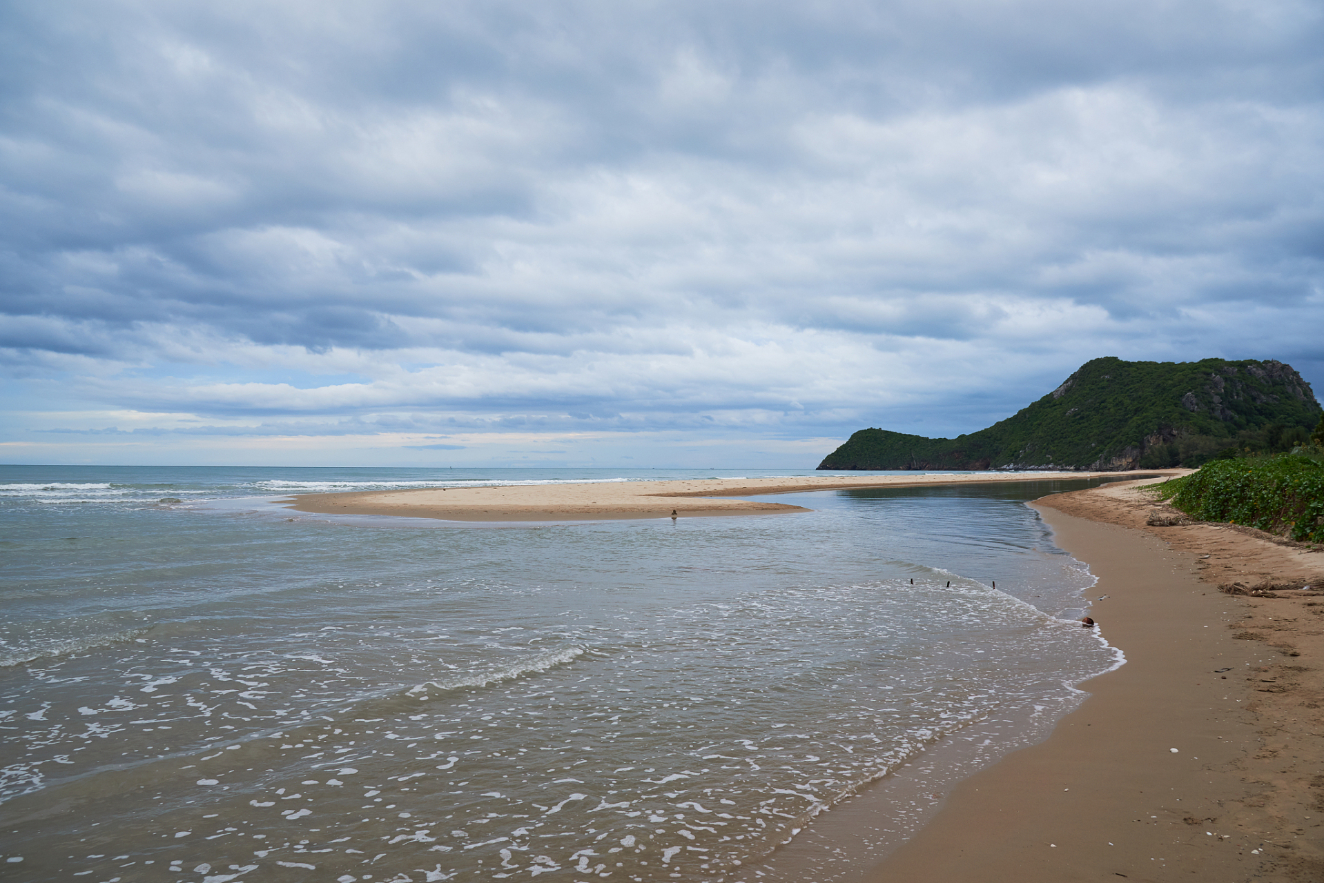 岱山岛是浙江省舟山群岛中部的旅游胜地,拥有鹿栏晴沙,慈云禅寺,东沙