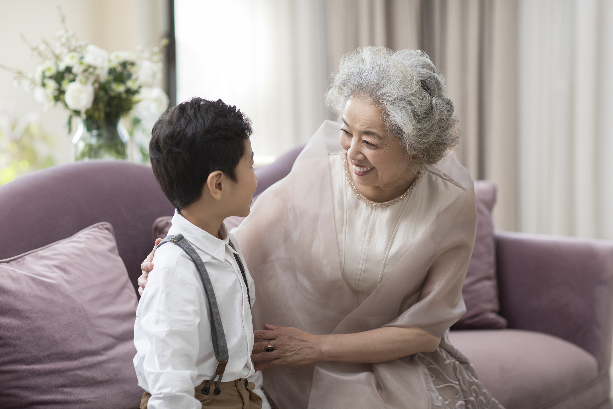 面对老人过度宠爱孩子的问题,需要理解老人的出发点,并采取积极的态度