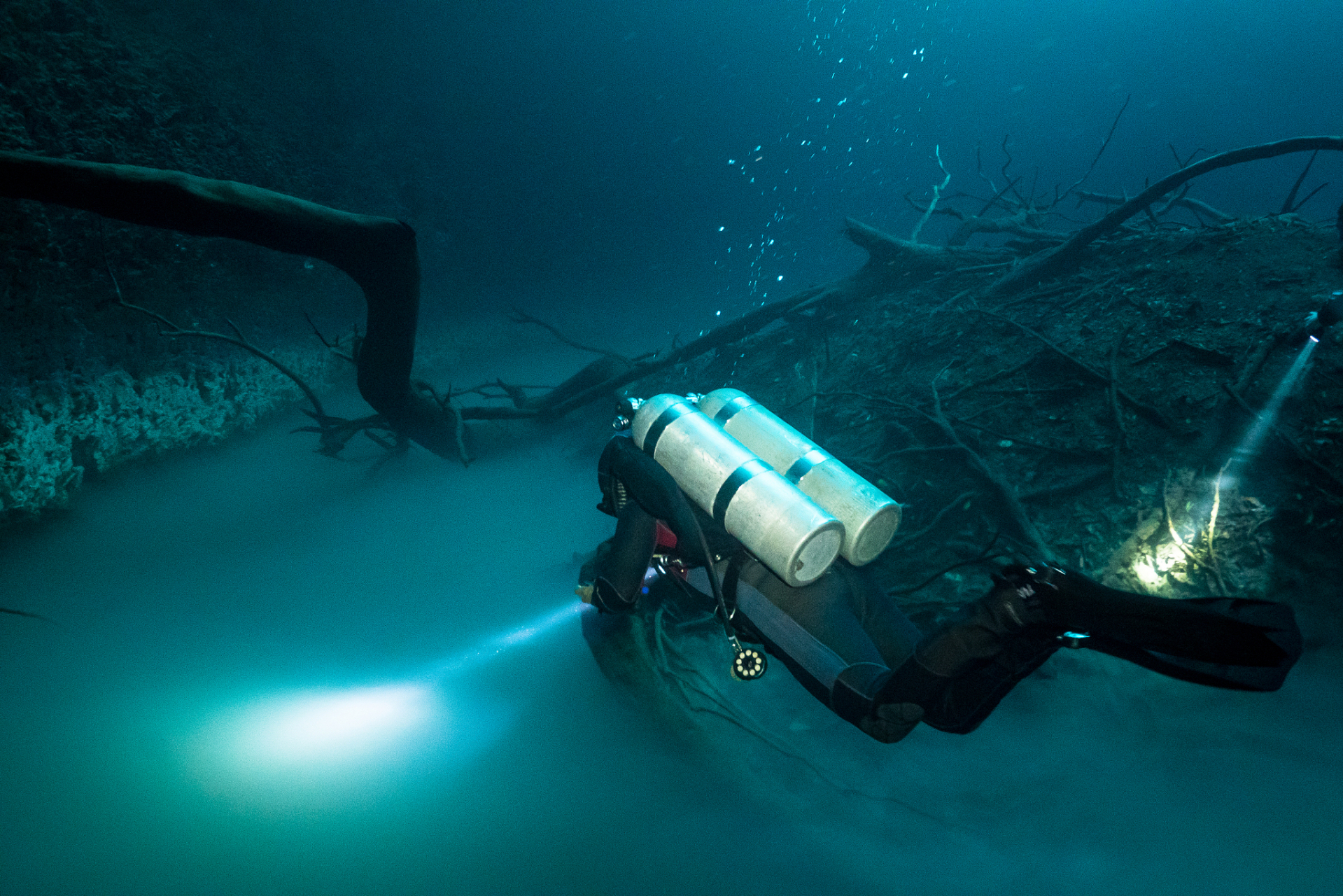 cnn引述政府备忘录 水下搜寻潜水器听到敲击声  美国有线电视新闻网