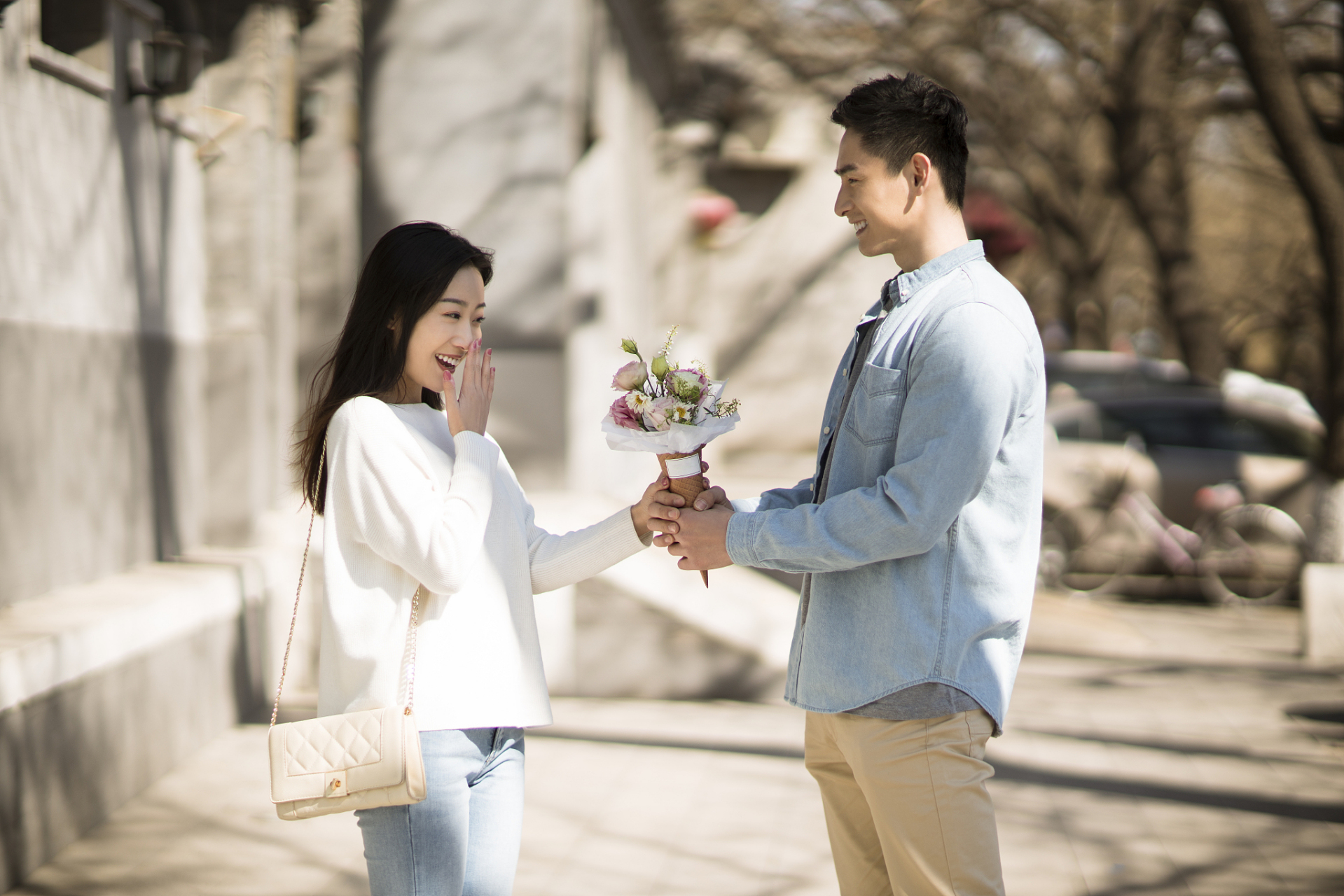 接吻时,男人如果有这三个"小动作",说明他非常爱你  1.