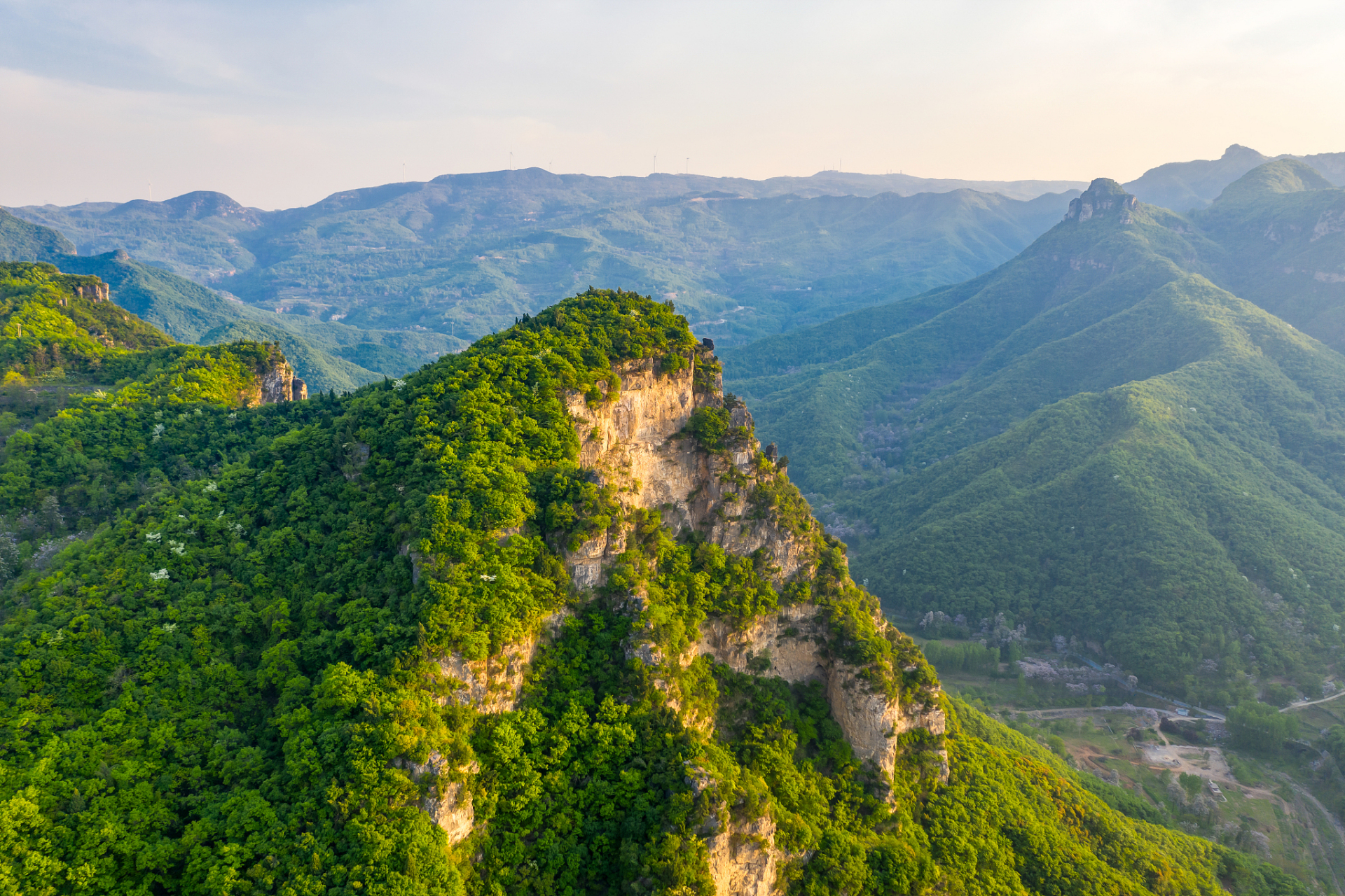 在河南省的信阳市,有一座古老的山峰,它的名字叫金刚台.