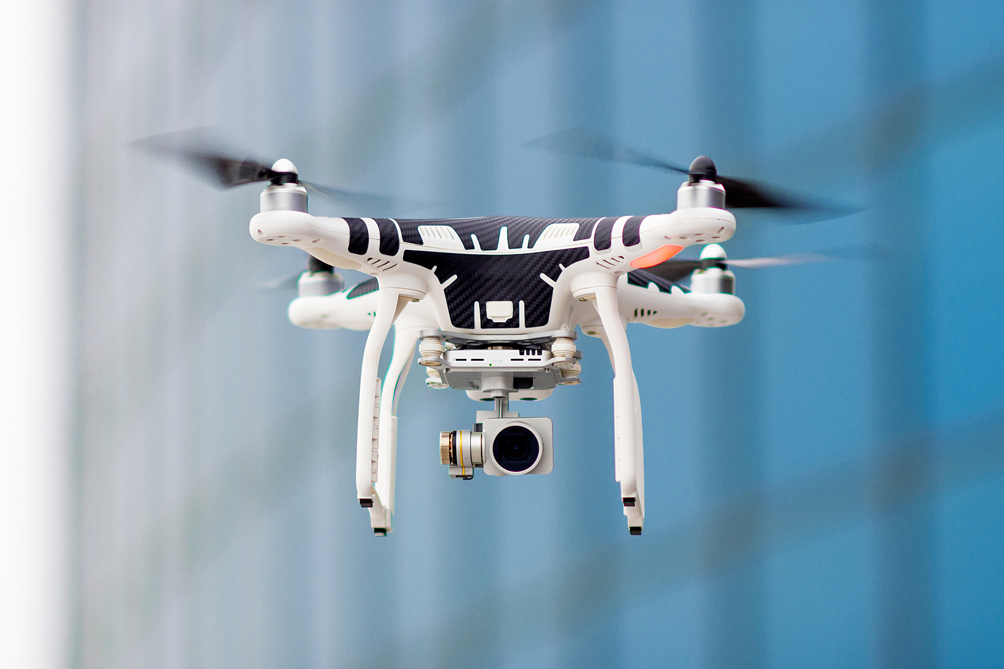 无人机机身设计需综合考虑材料,尺寸和空气动力学,确保性能和稳定性