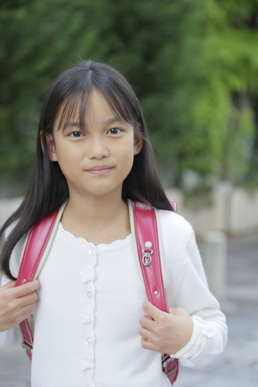 这个女孩的勇敢和聪明让人感叹不已,同时也让我们对当前的房产市场和