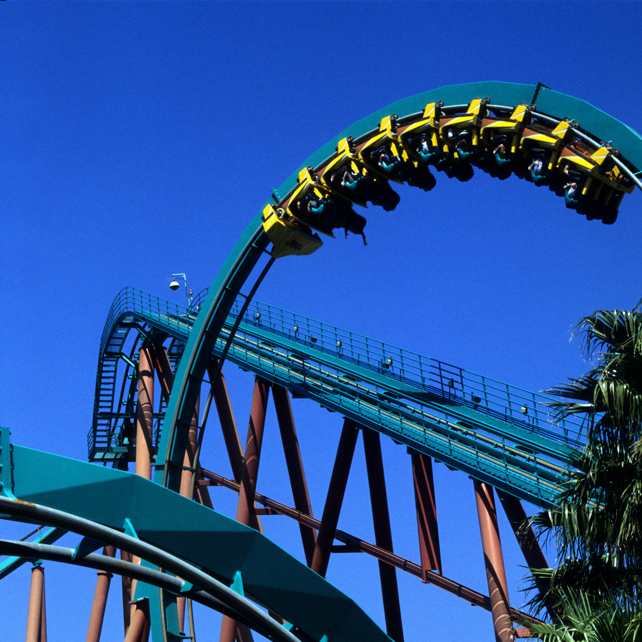 过山车# 过山车停电致多名游客倒挂半空中20多分钟,景区回应:极特殊