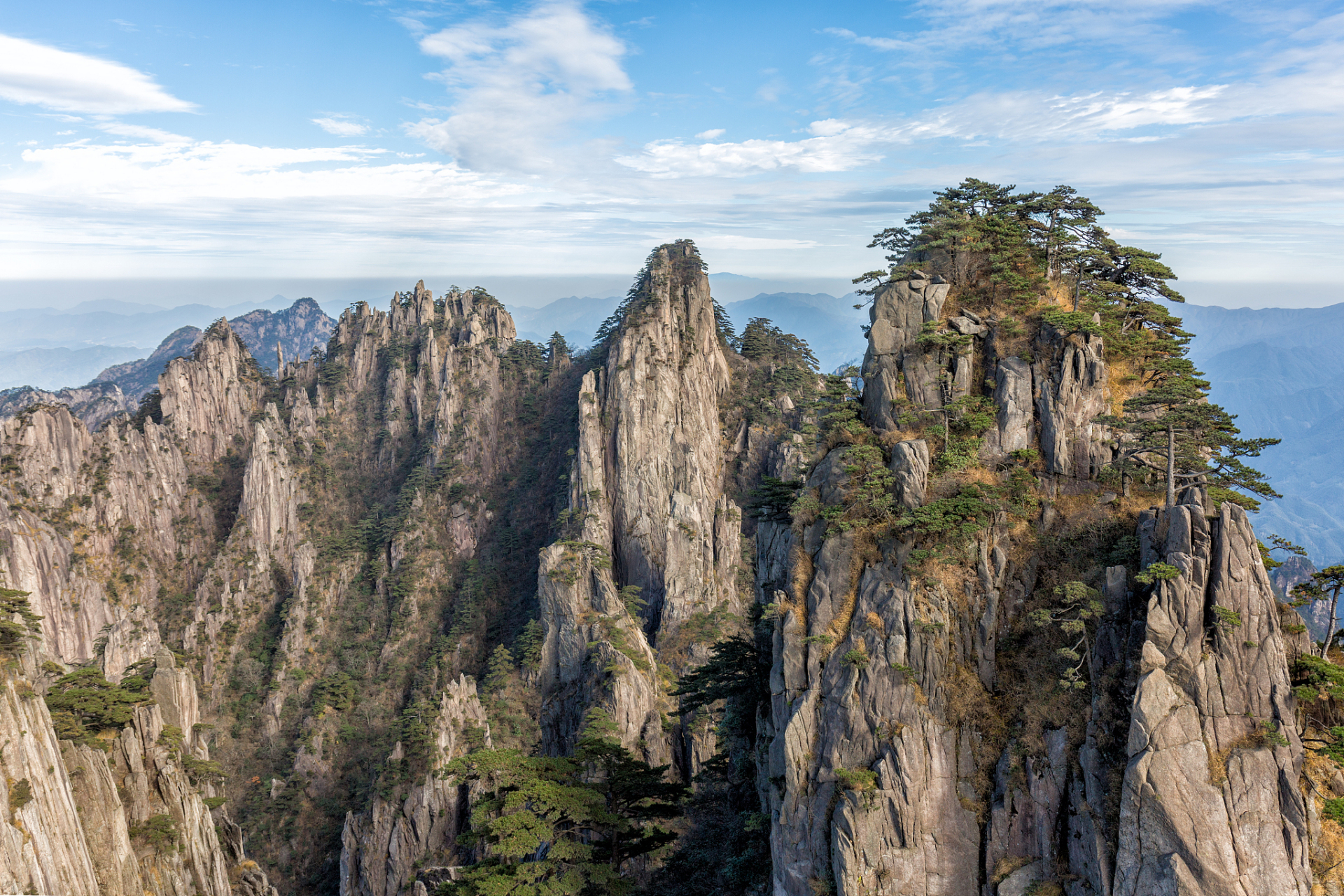 黄山是中国著名的风景胜地,以其险峻的山峰,悠远的云海和丰富的文化