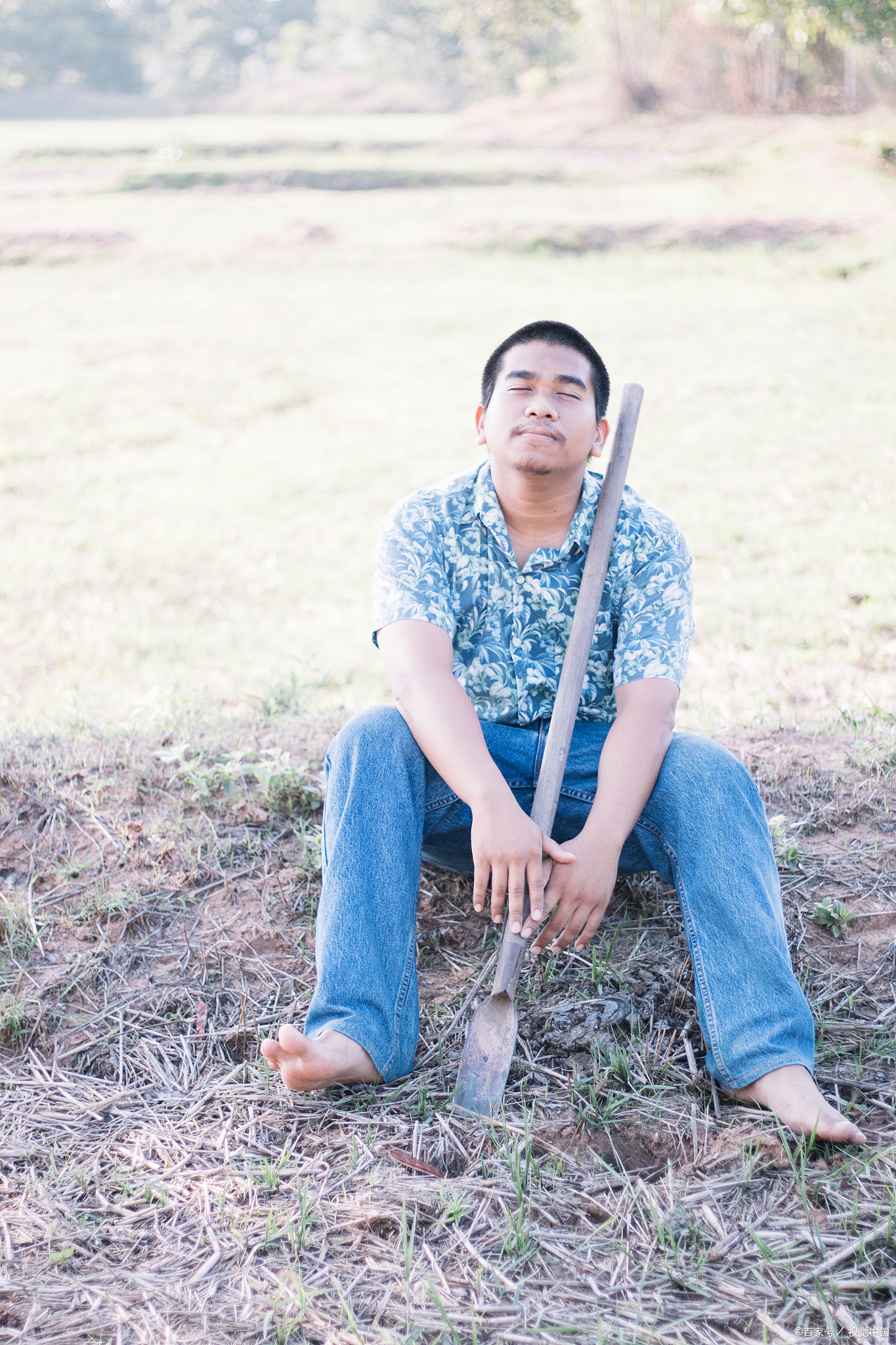 夜幕低垂,时针悄然滑过十点的刻度,一阵轻轻的敲门声打破了夜晚的宁静