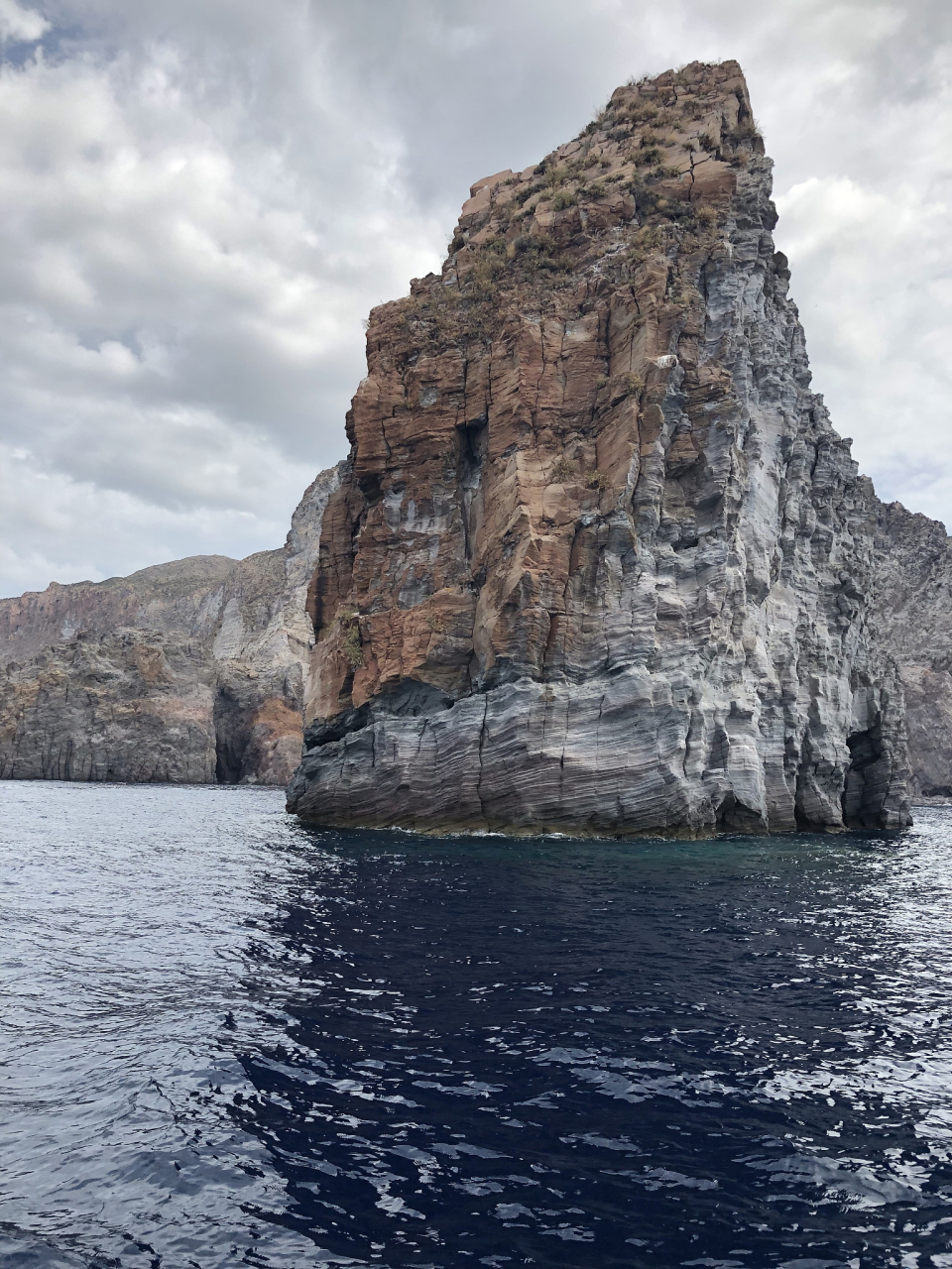 直布罗陀巨岩,也被称为"海格力斯之柱"或其拉丁语名"calpe,是位于