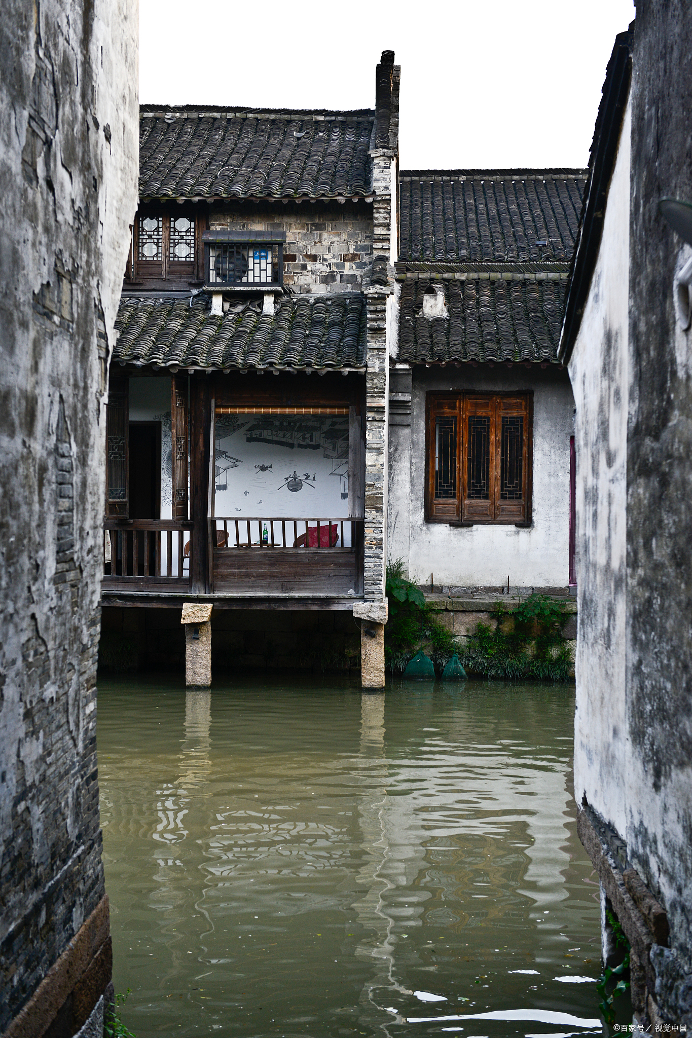 作为中国江南水乡的瑰宝,乌镇和西塘是浙江省的旅游胜地.