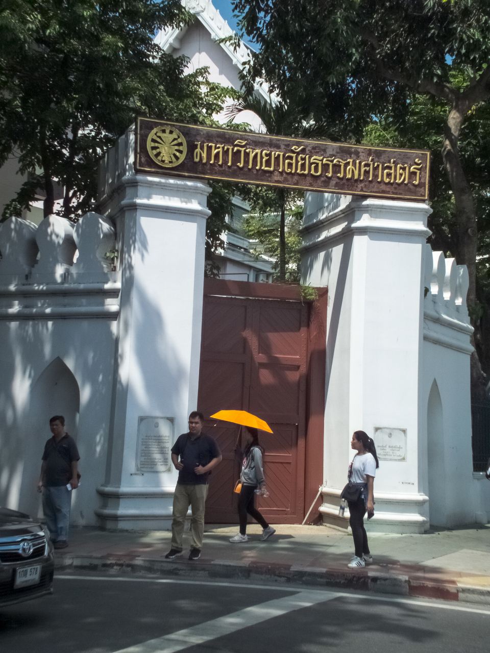 泰国男大学生,拒复合疑遭学姐怒刺脖子!