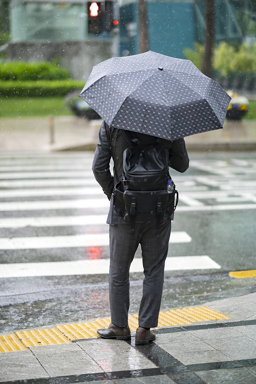 夏天烈日下,男人打伞奇怪么?