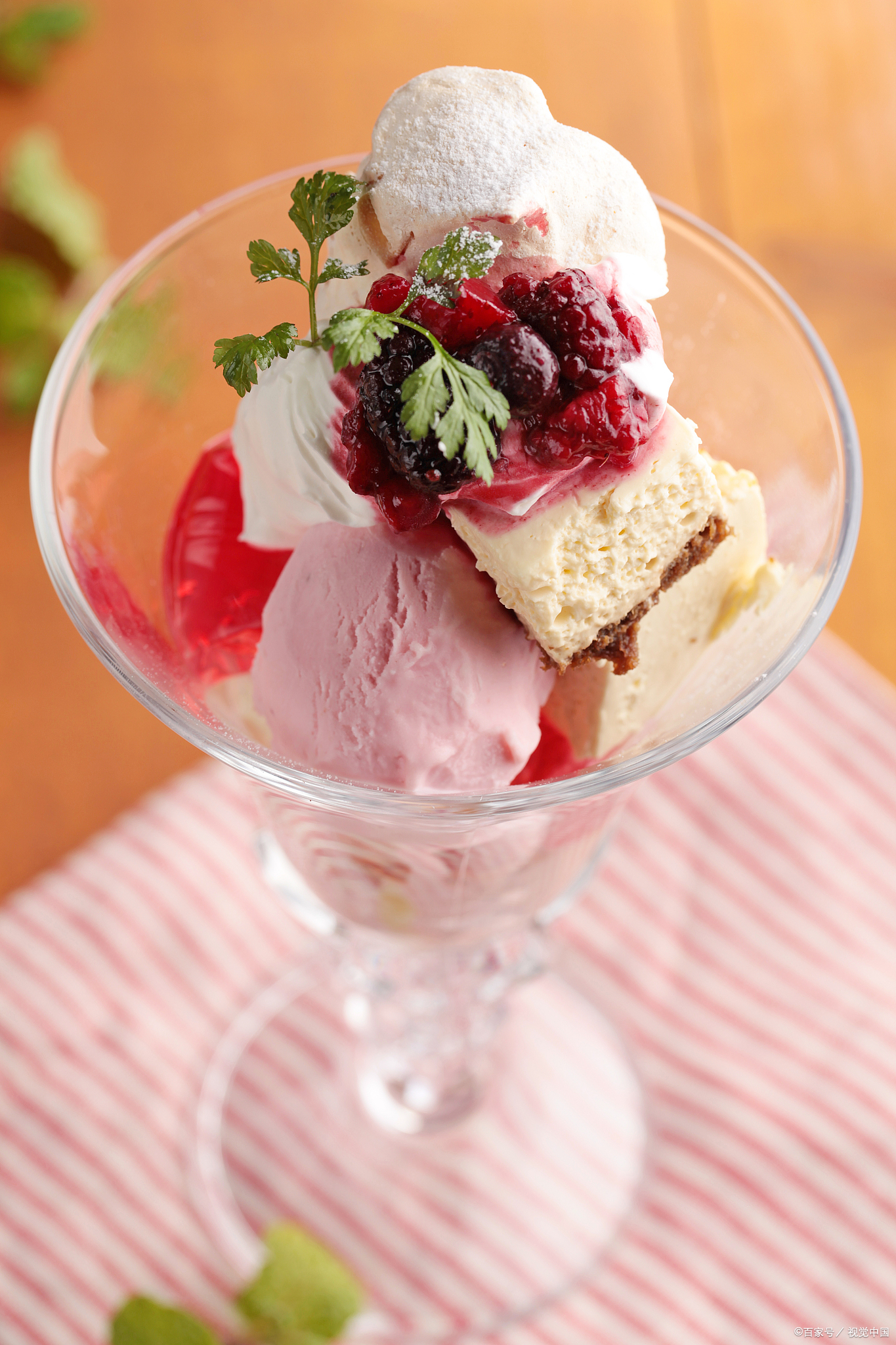 在炎炎夏日,冰淇淋不仅是解暑的佳品,也是许多人心中的甜蜜慰藉.