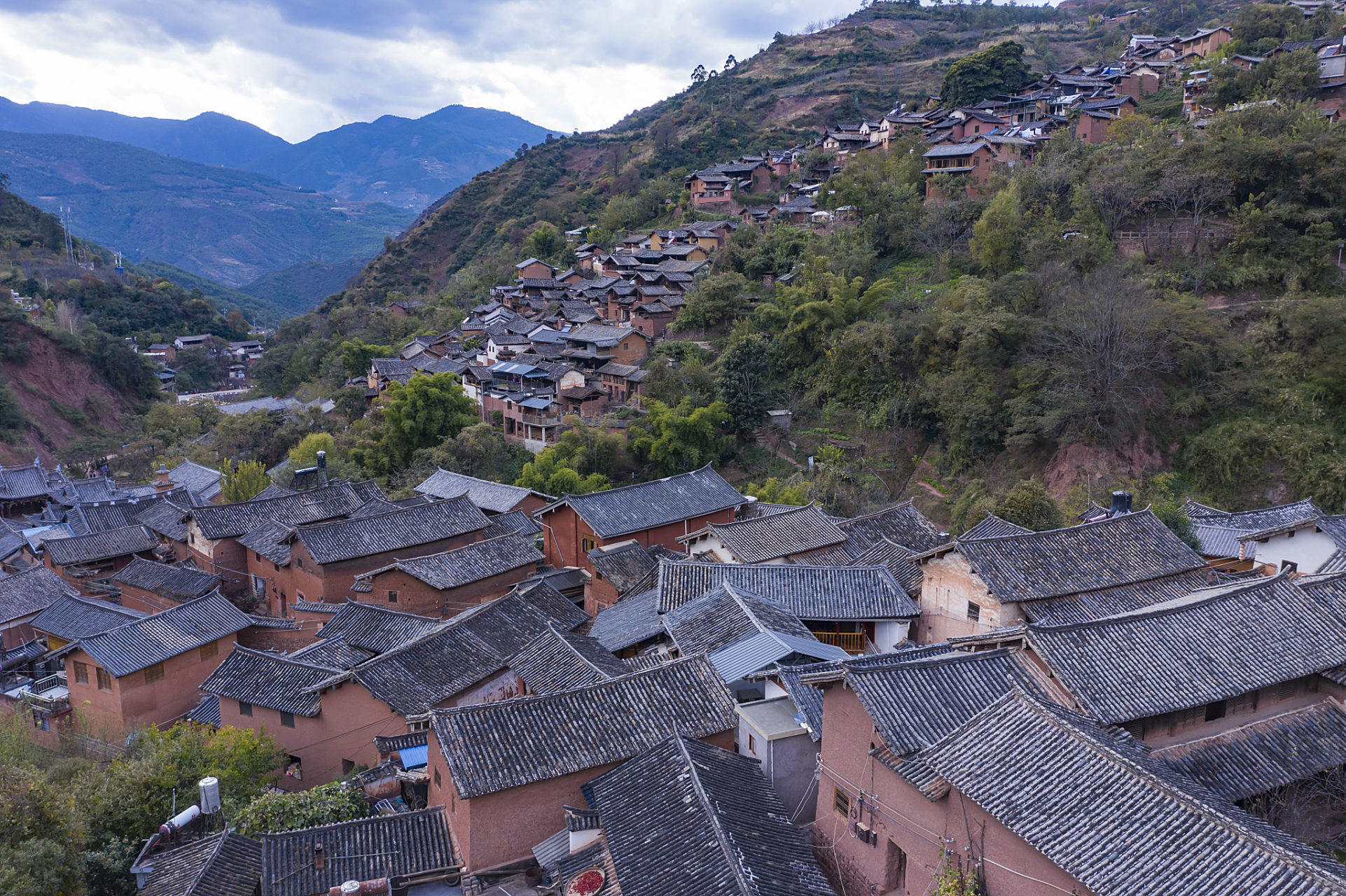 走进彝族村寨,欣赏彝族锦绣的传统服饰;游览藏族村庄,感受藏族人民的