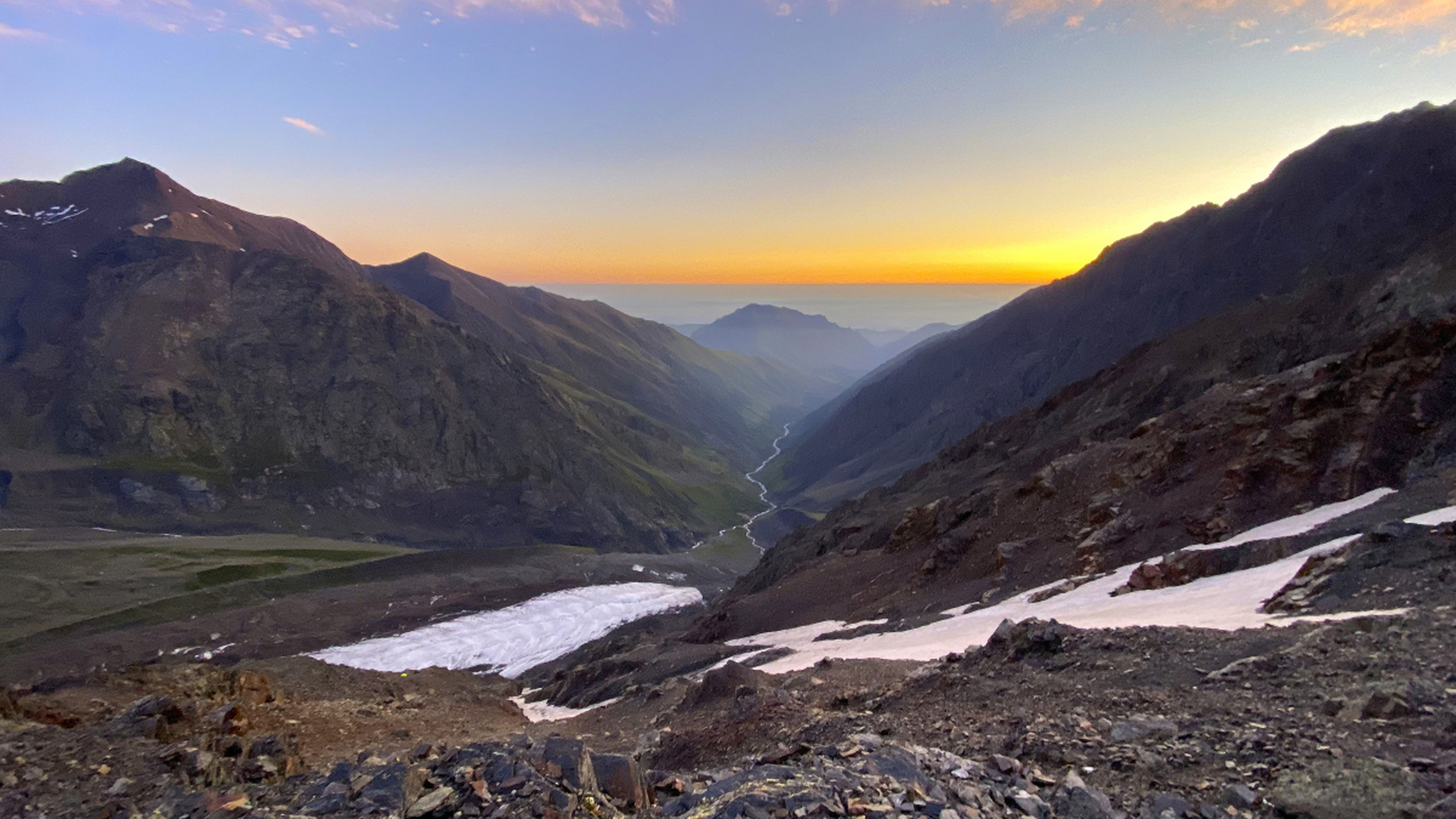 雅鲁藏布江源头位于喜马拉雅山北麓的昂色冰川,流经崇山峻岭,形成壮丽